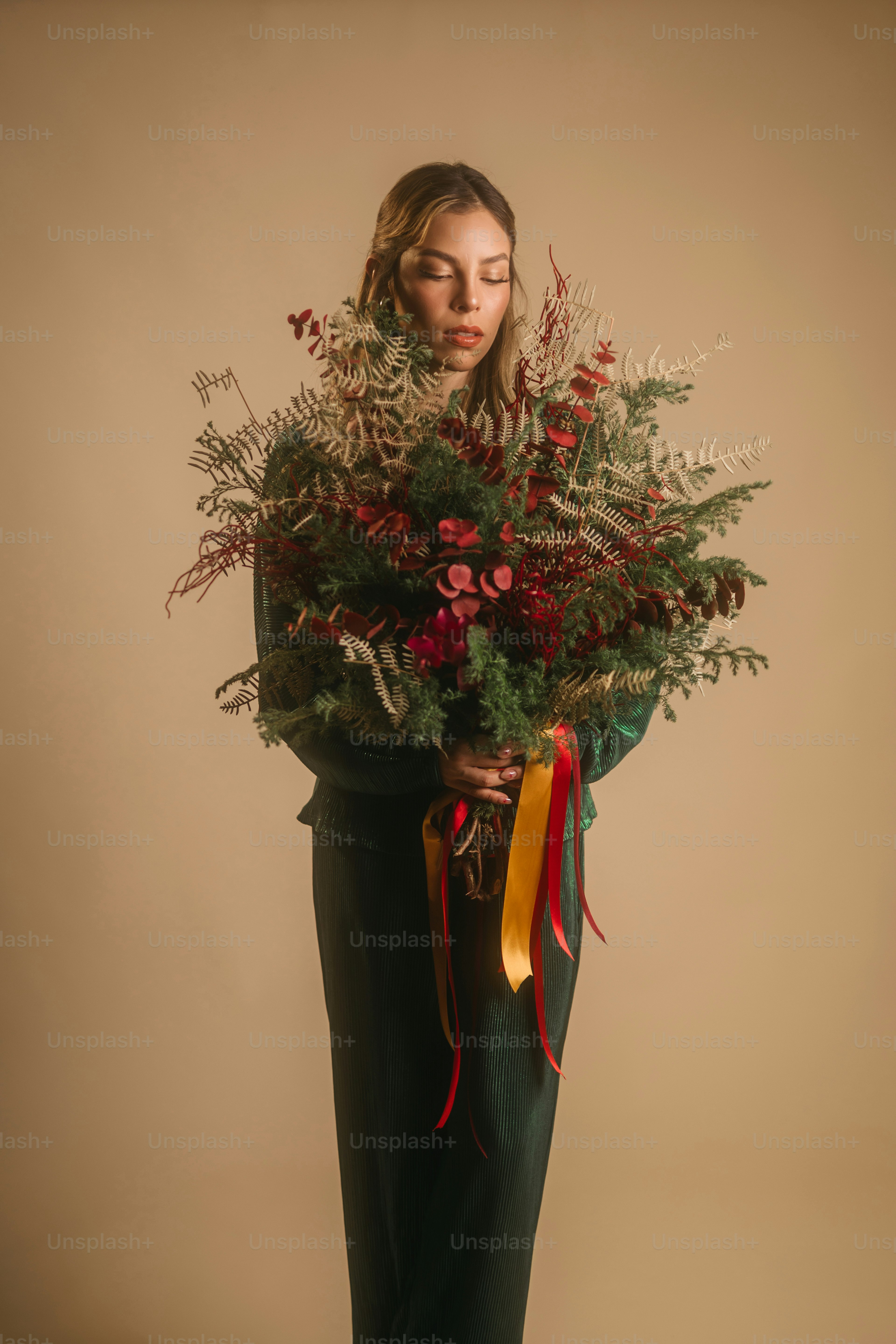 Una mujer que sostiene un ramo de flores en sus manos