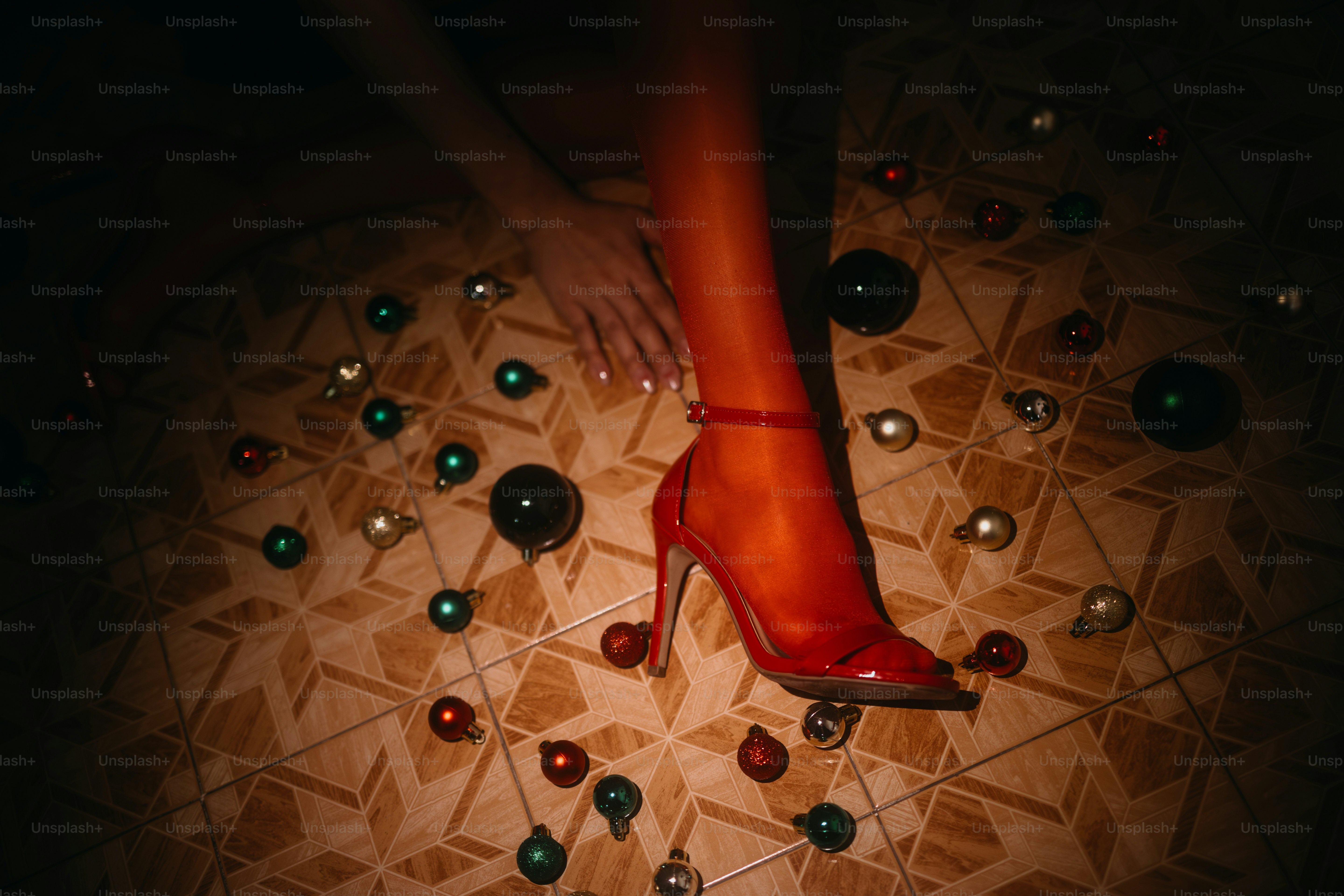 Piernas de mujer y zapatos rojos de tacón alto