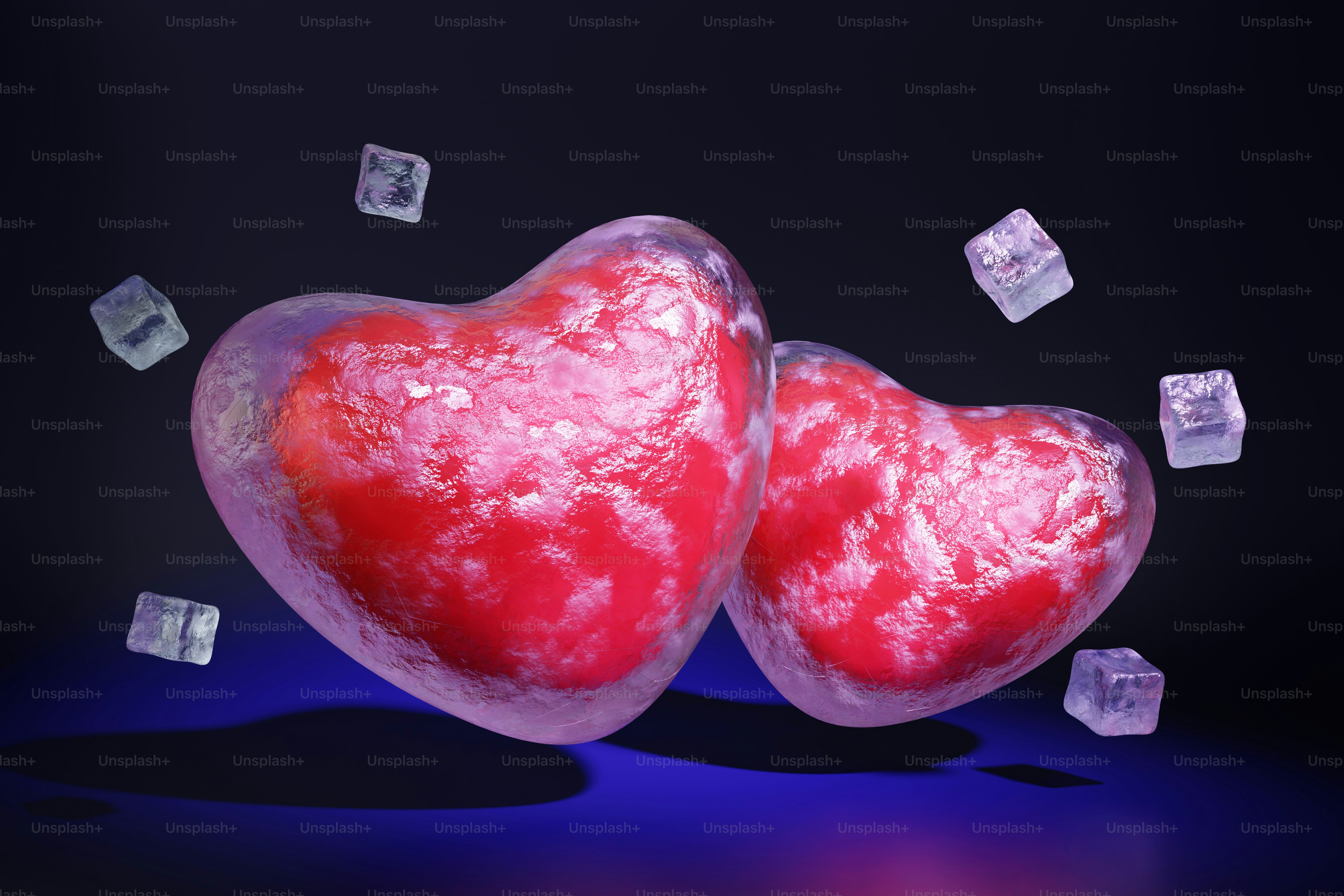 Zwei herzförmige Bonbons, um die herum Eiswürfel schwimmen