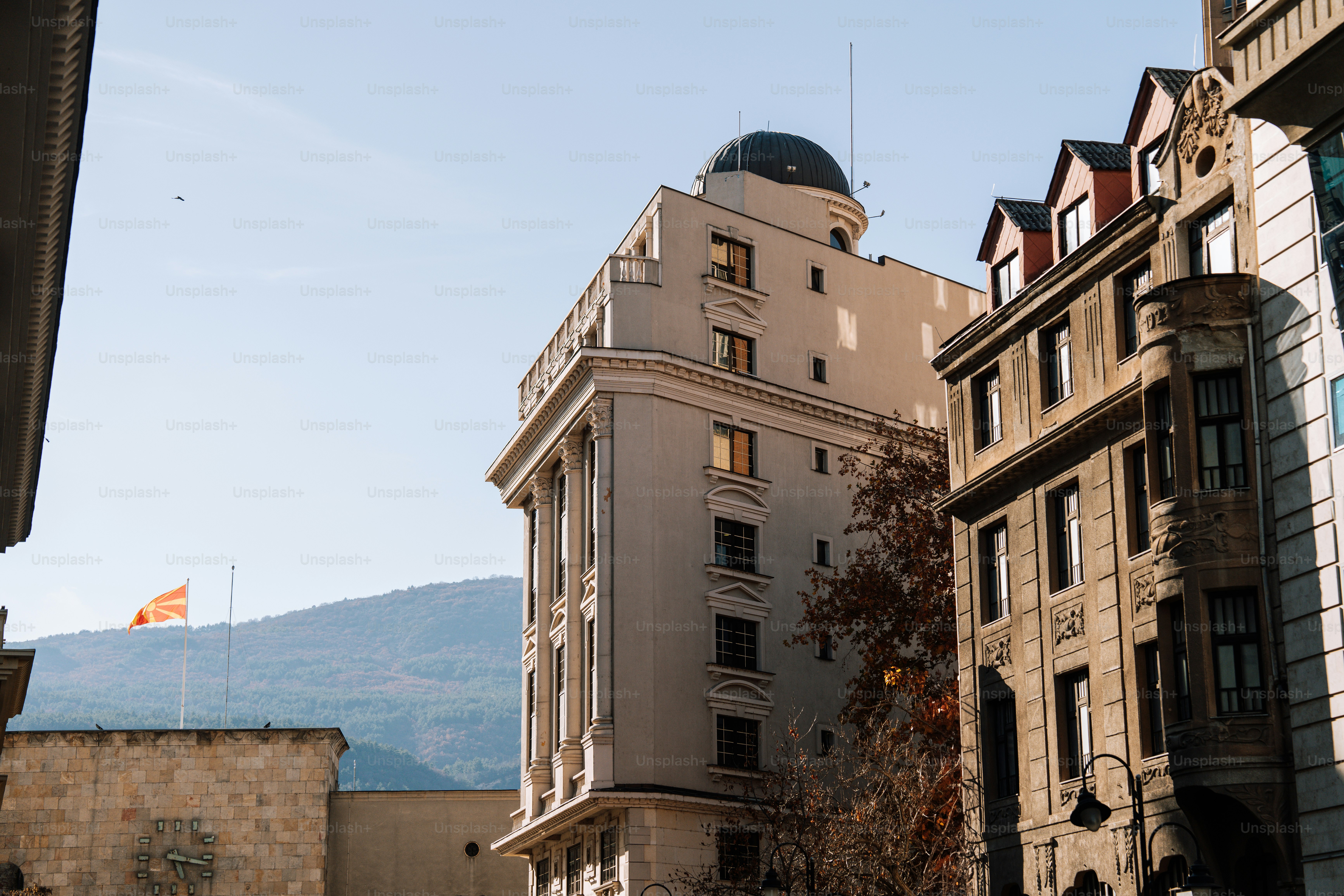 고층 빌딩과 시계탑이 늘어선 도시 거리