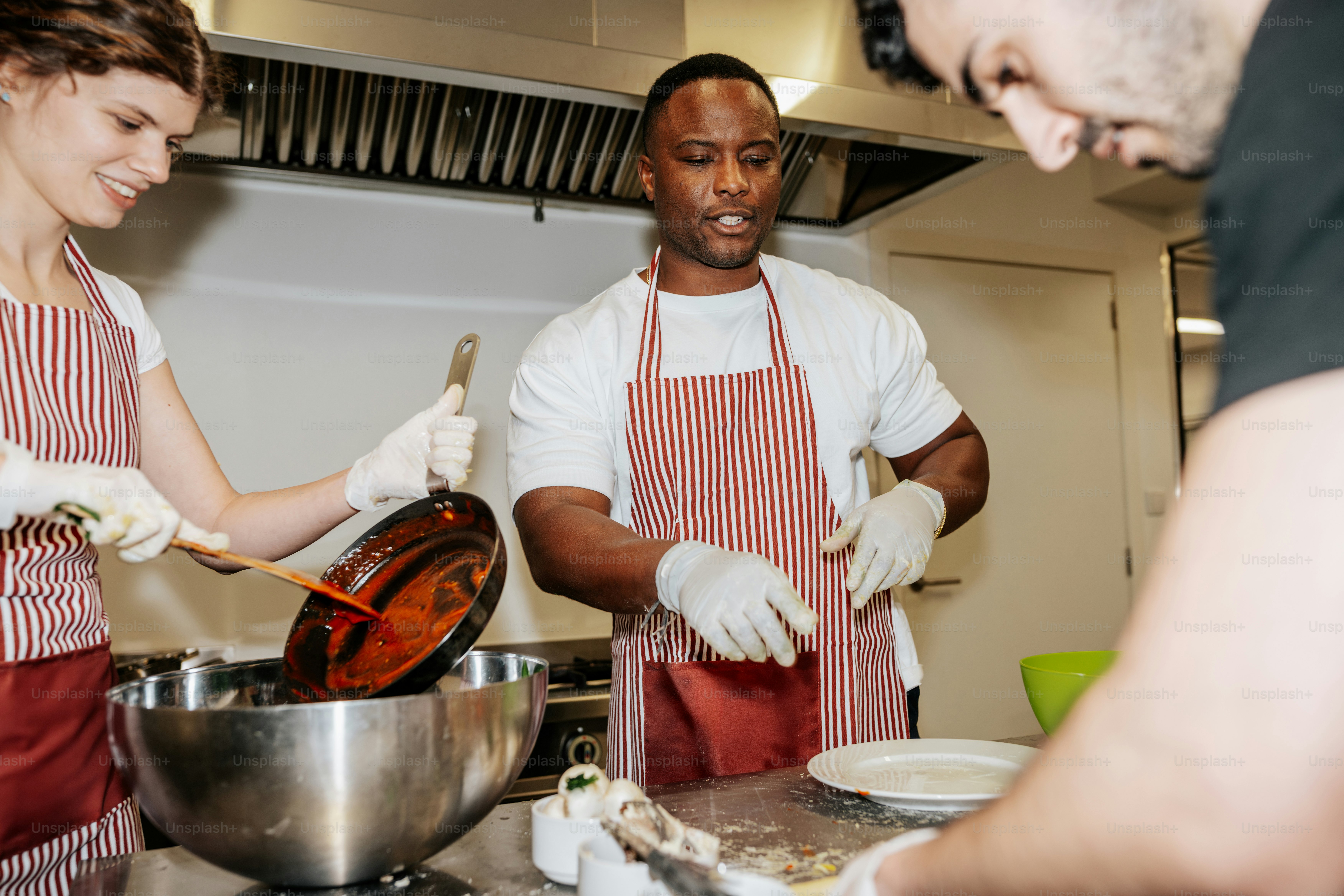 A couple of people that are in a kitchen photo – Food Image on Unsplash