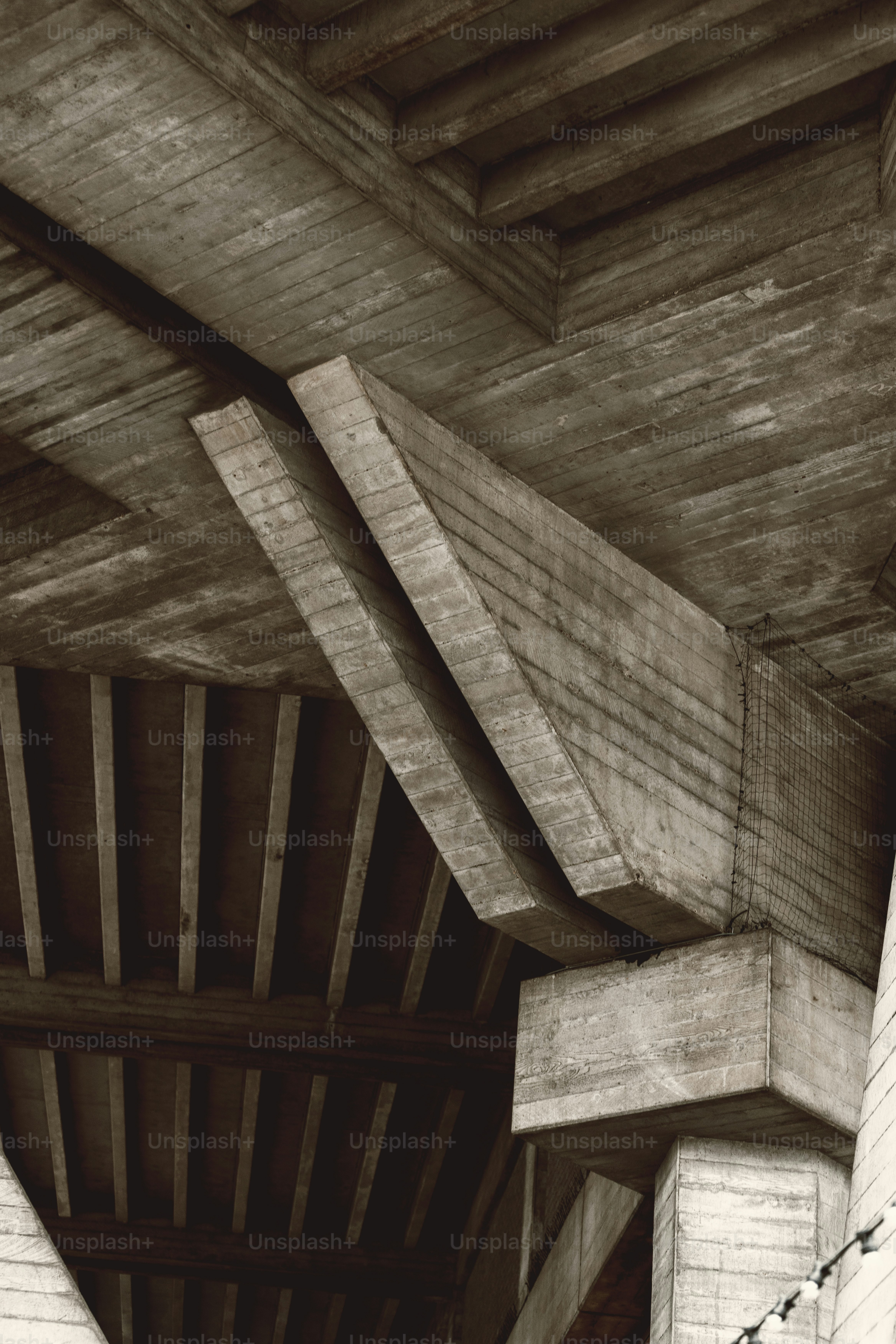Une photo en noir et blanc d’une structure en bois
