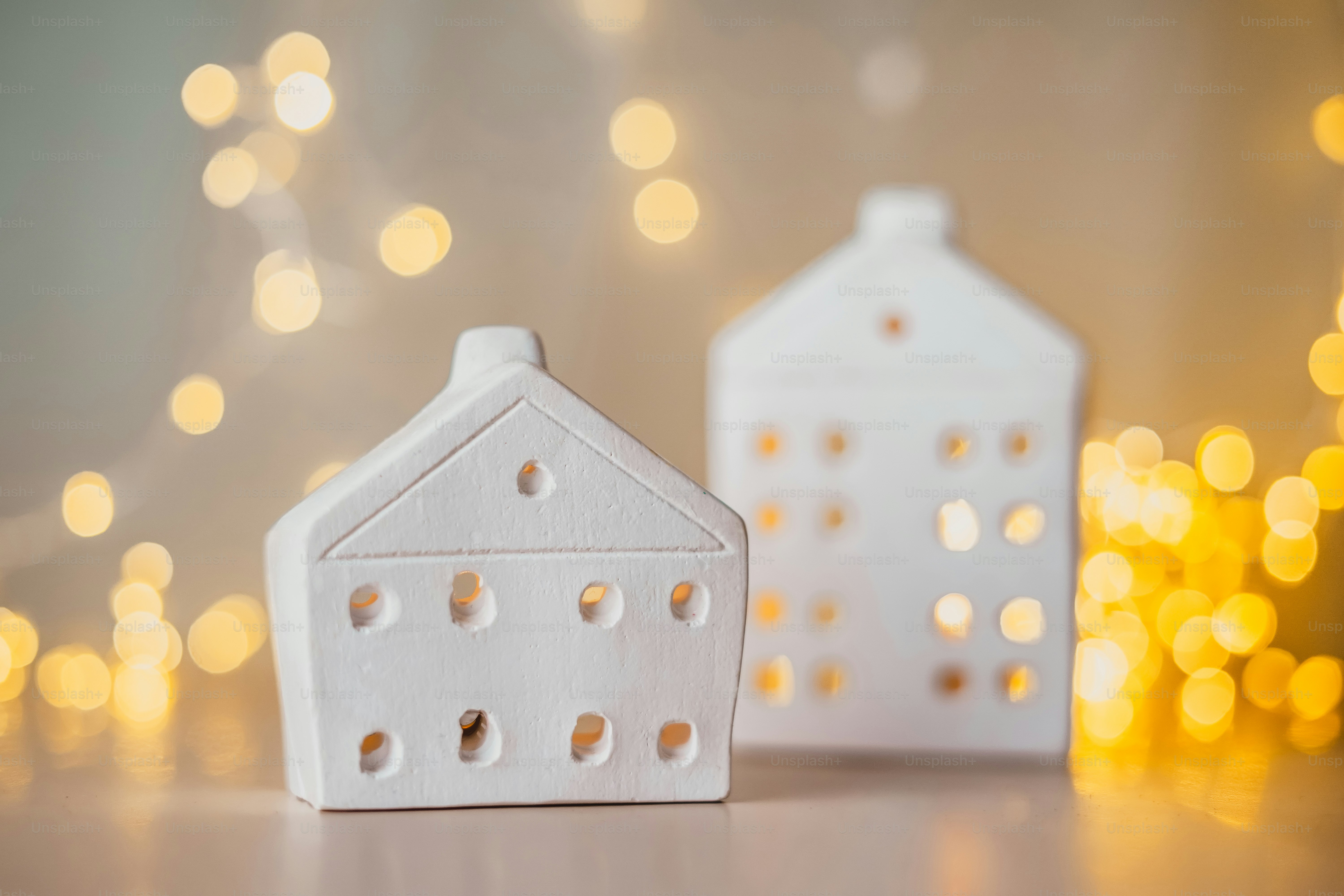 Une petite maison blanche à côté d’une petite maison blanche