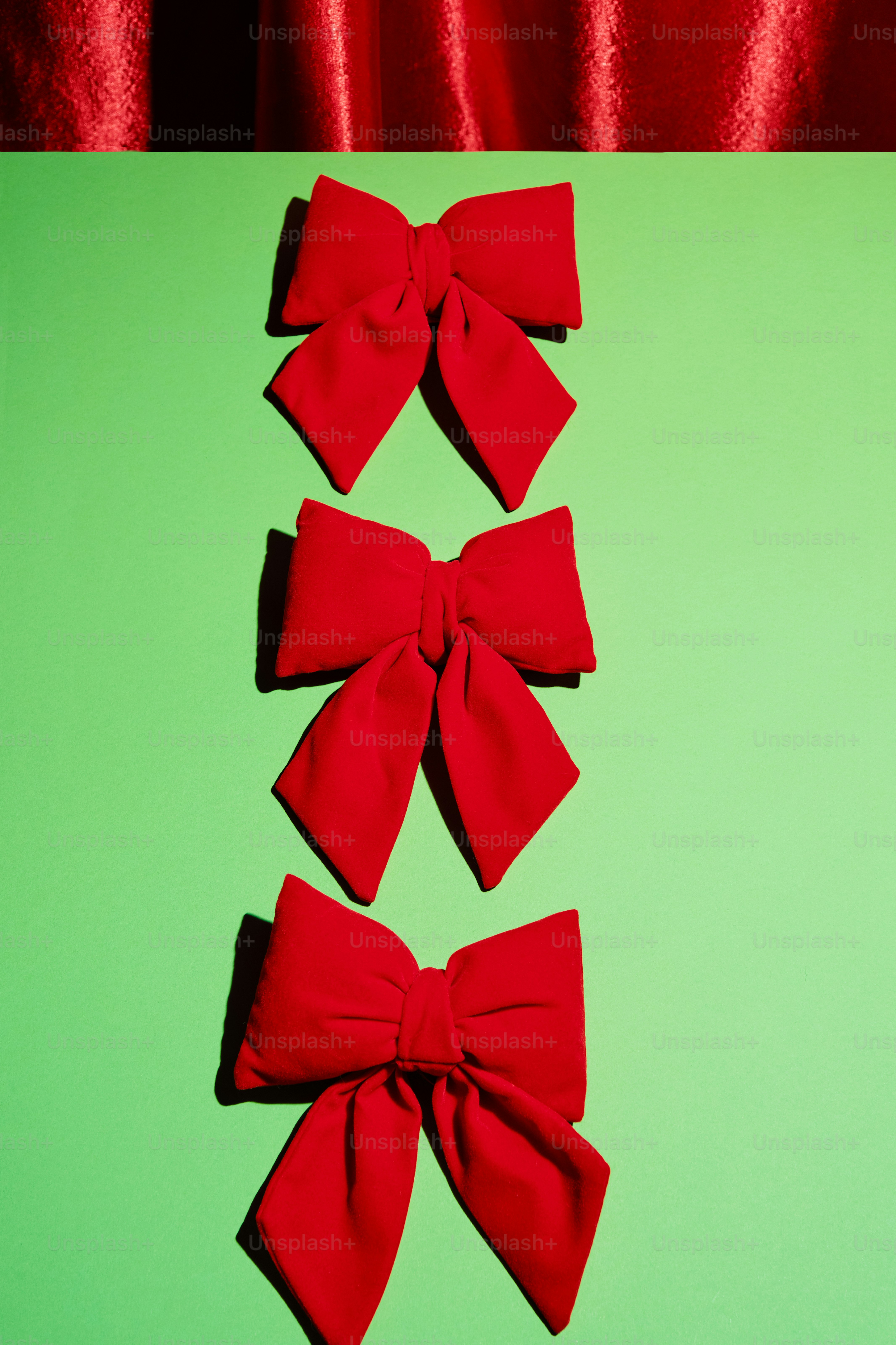 녹색 배경에 빨간 리본 그룹