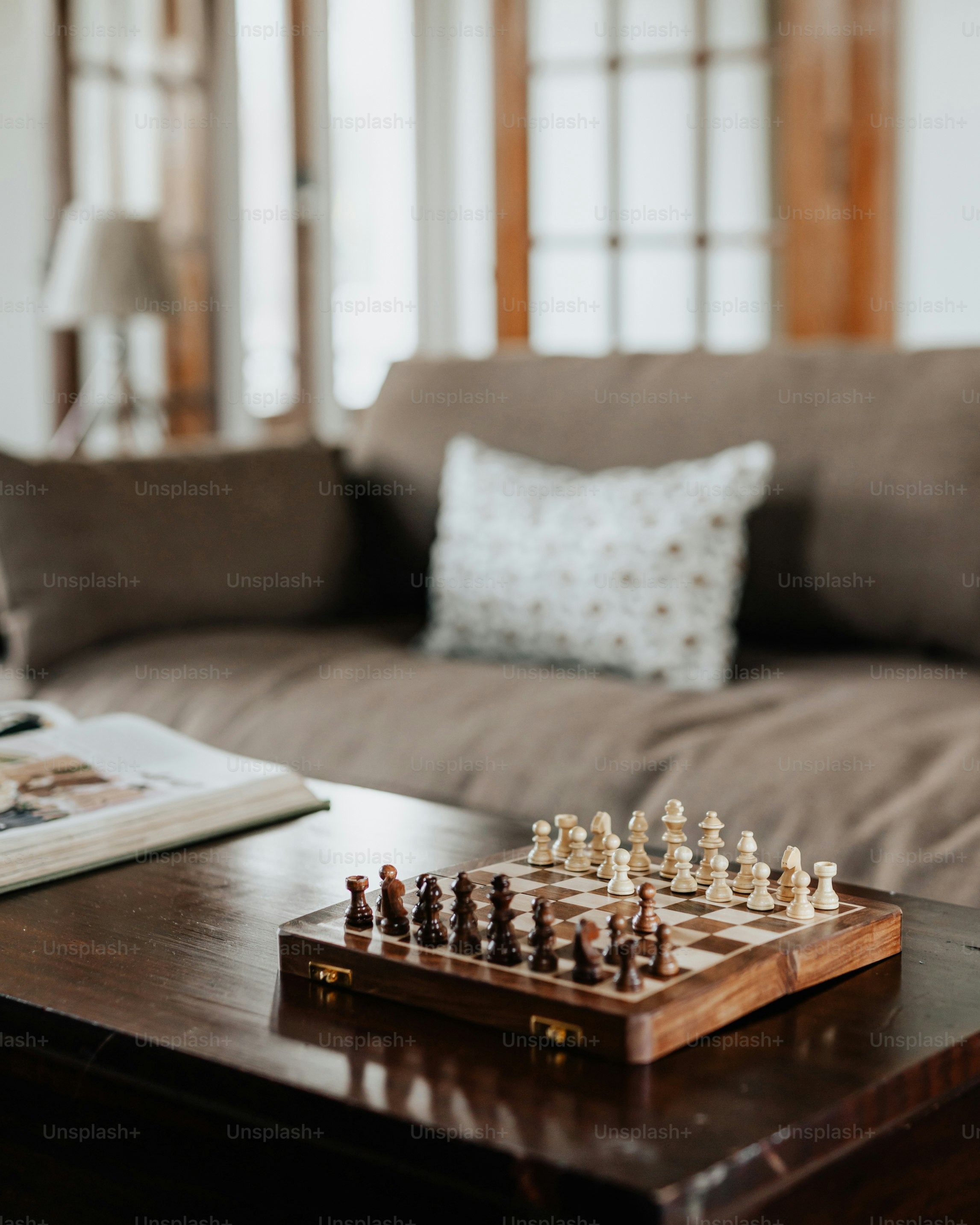Um jogo de xadrez em uma mesa de centro em uma sala de estar