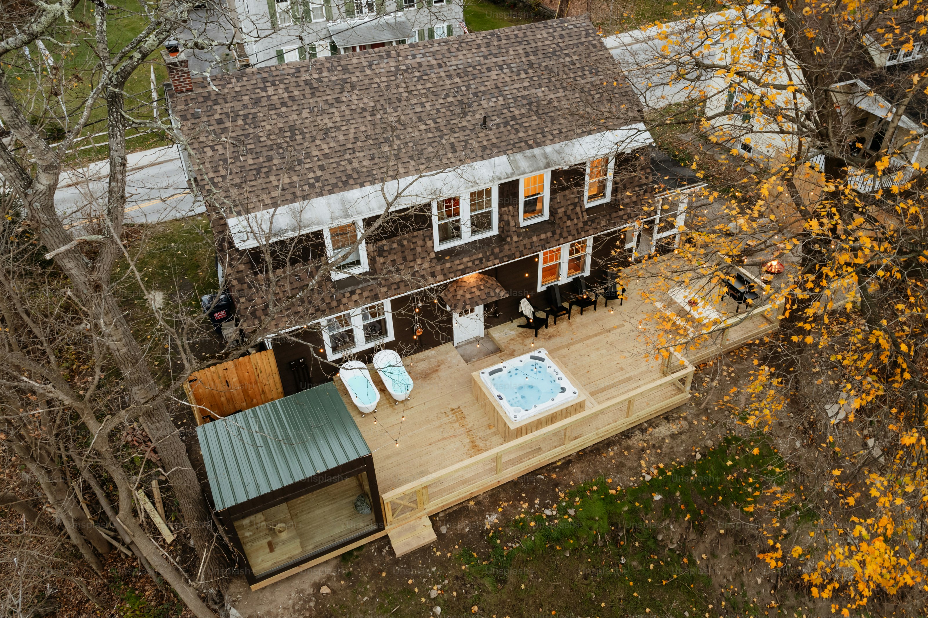 Vista aérea de uma casa com banheira de hidromassagem