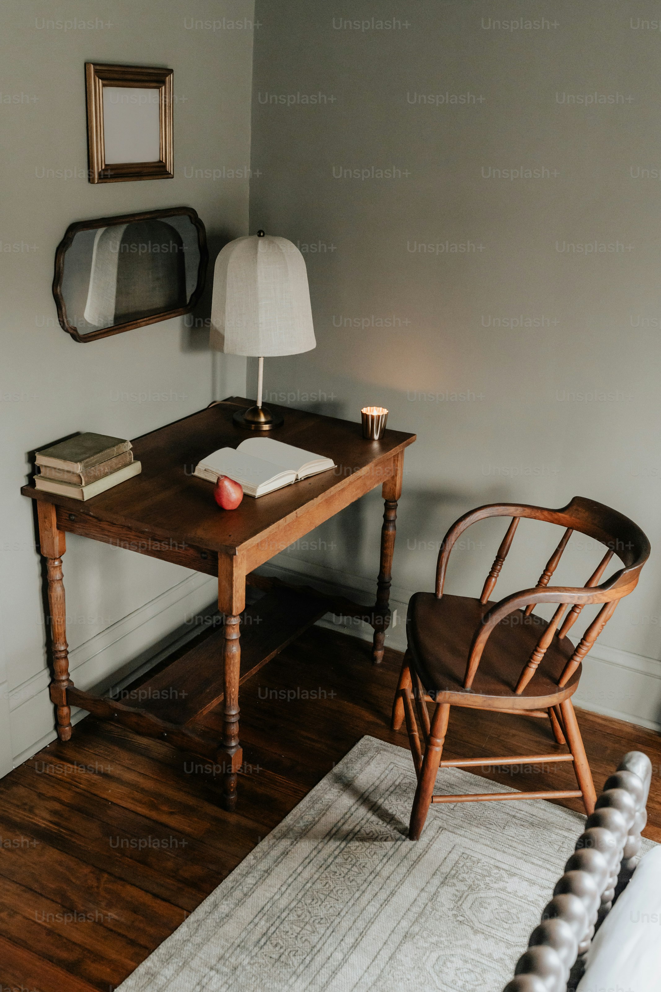 A chair and a desk in a room