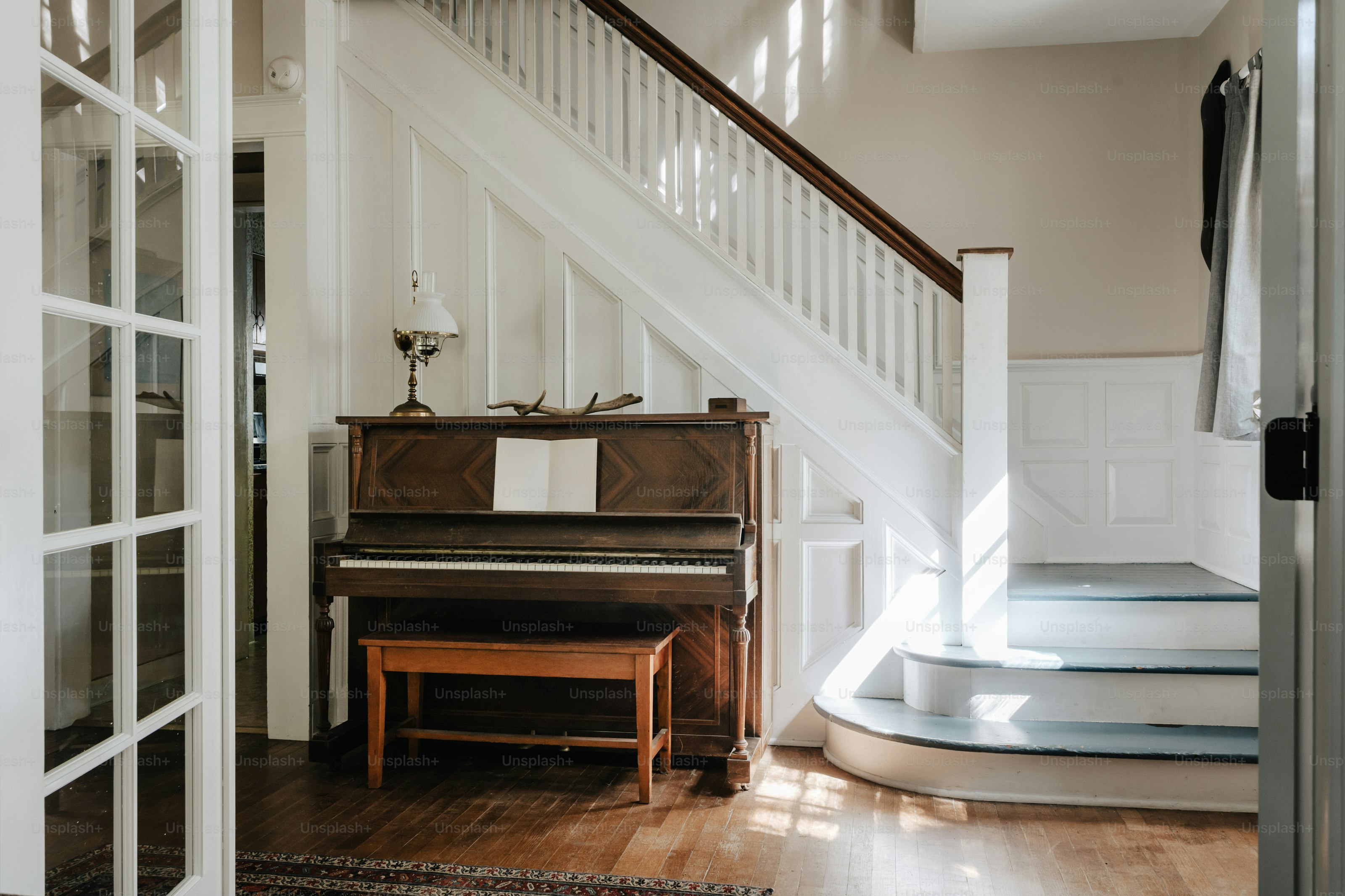 Una stanza con un pianoforte e una scala