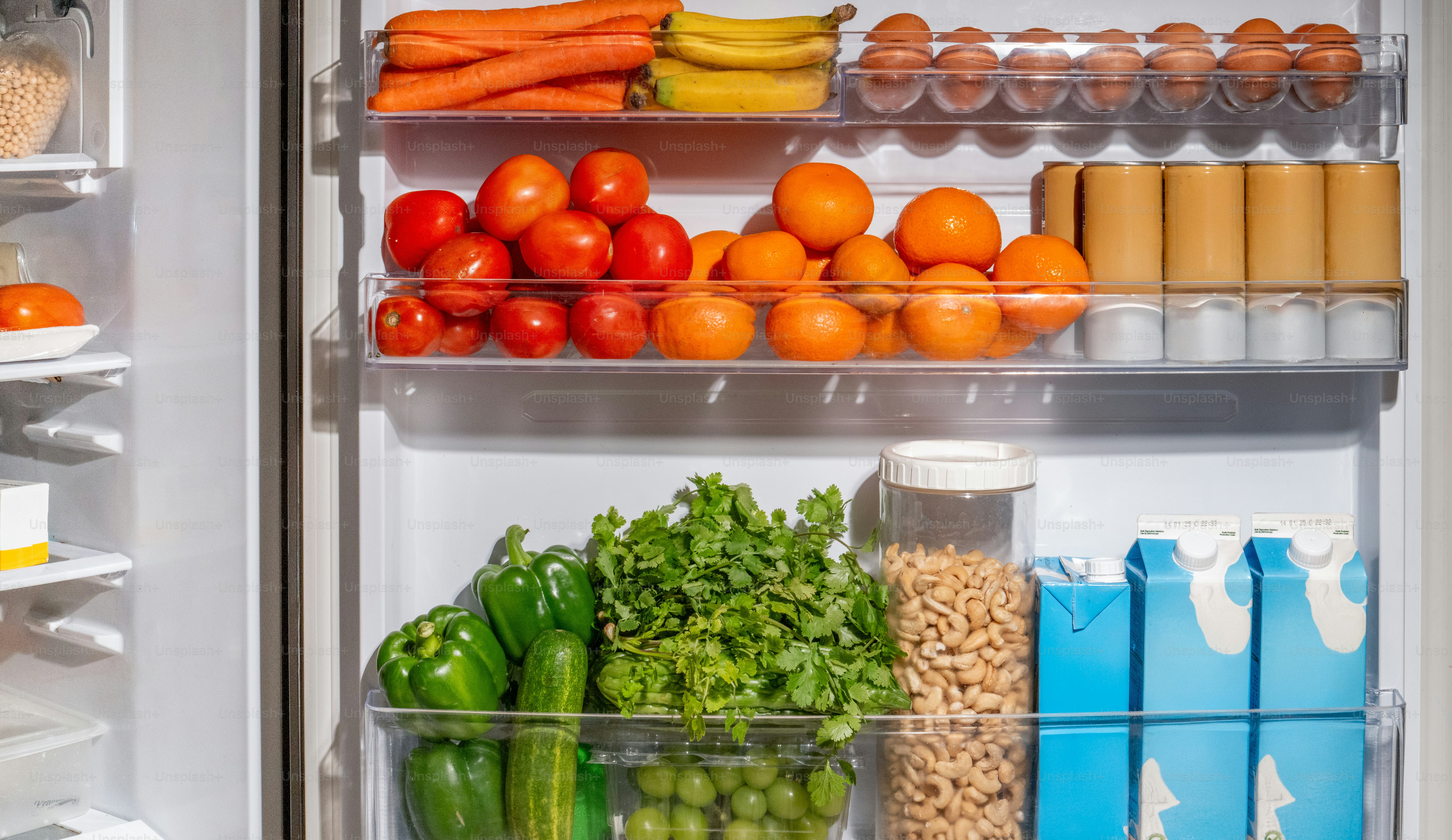 신선한 과일과 채소가 많이 들어있는 냉장고