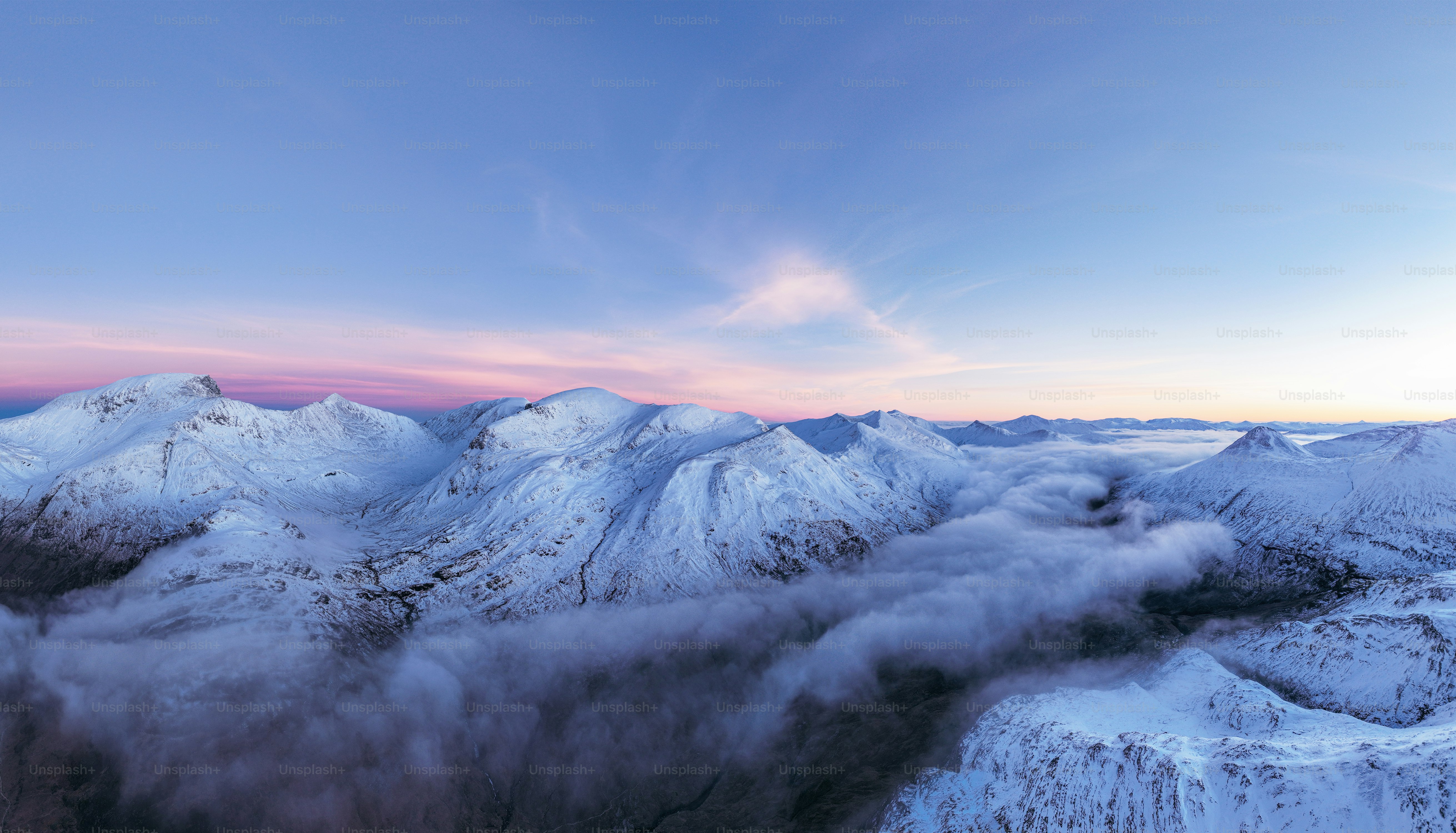 Una vista aérea de una cadena montañosa nevada