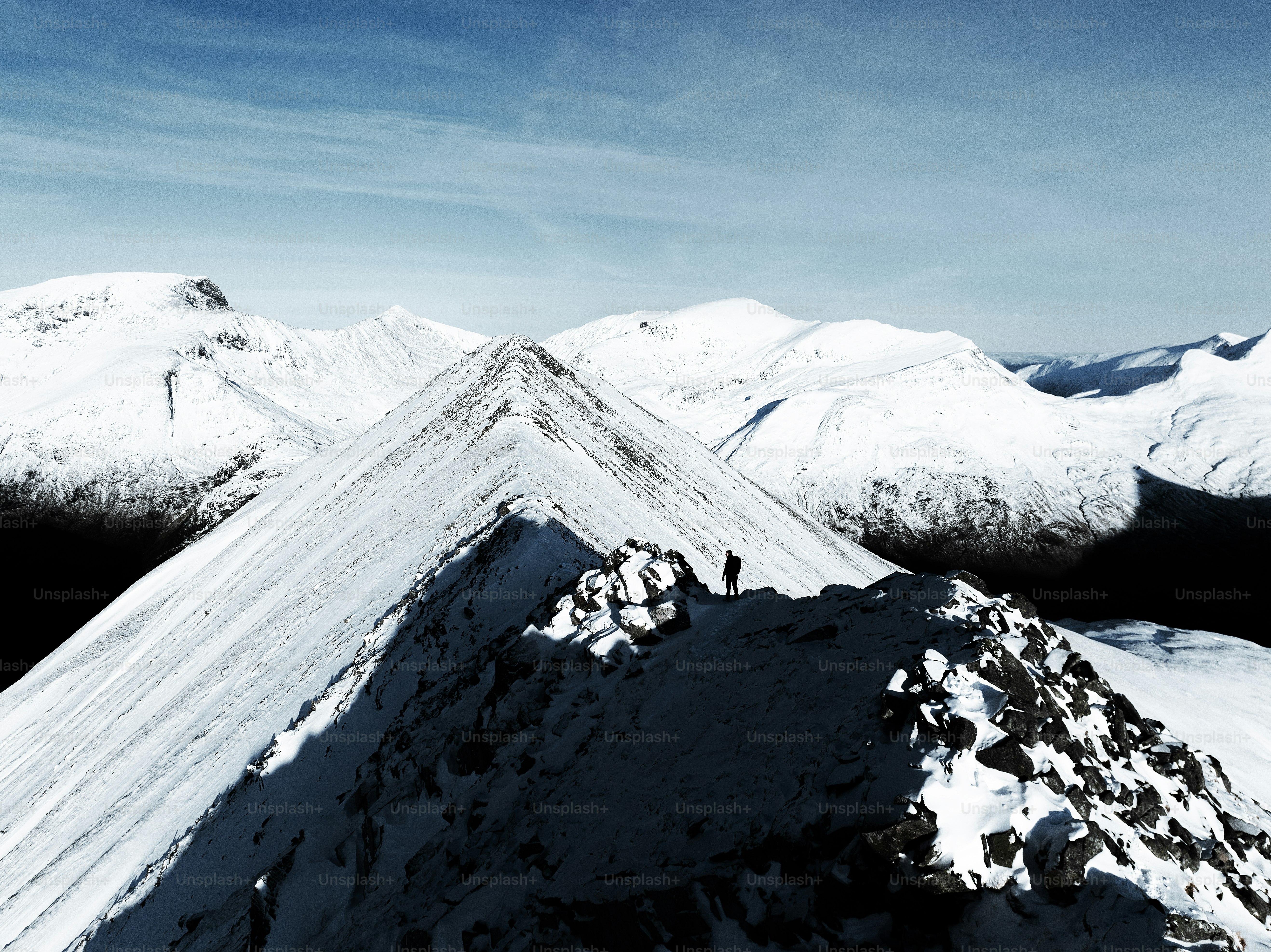 Una montagna coperta di neve sotto un cielo azzurro