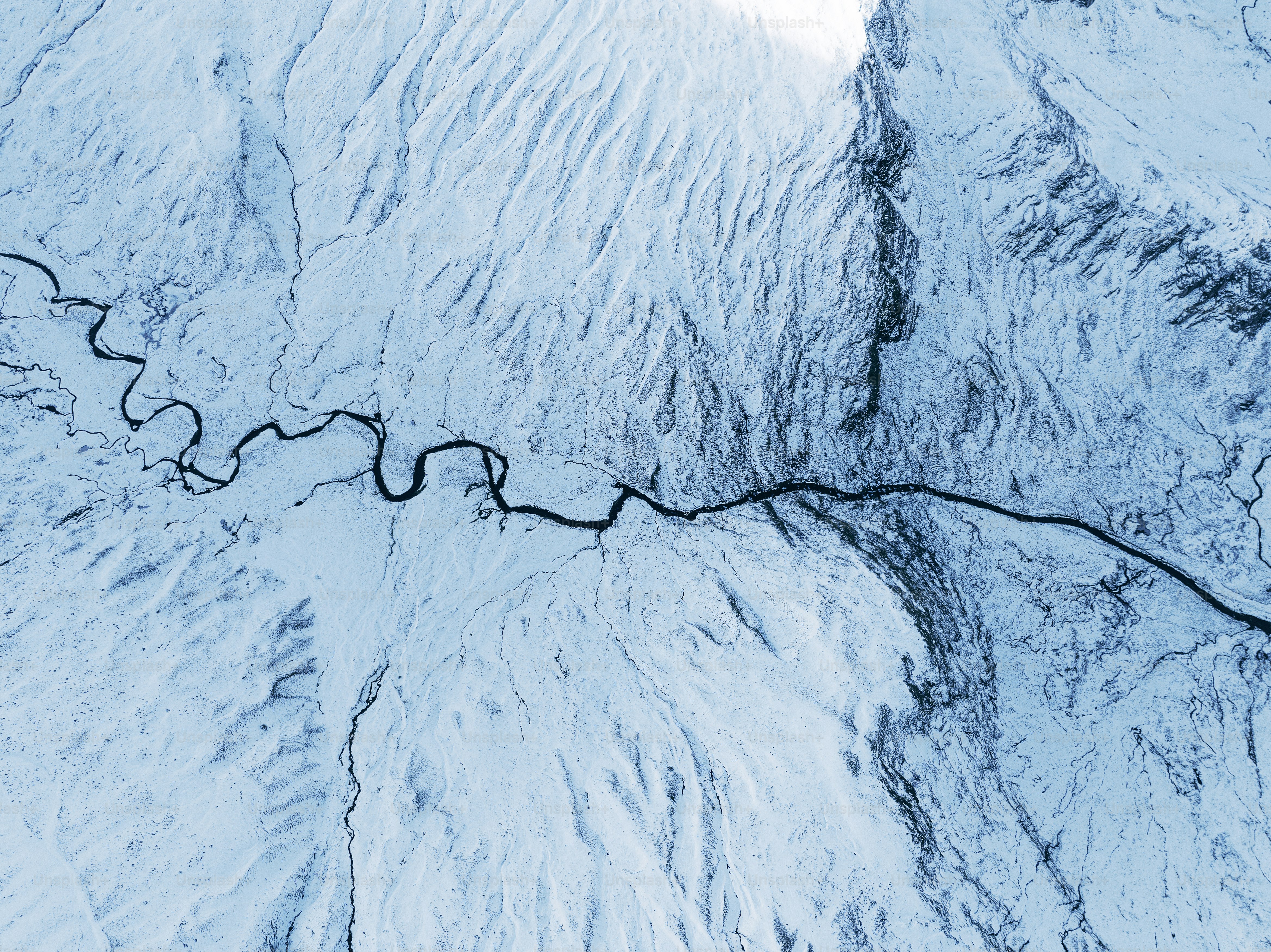 Veduta aerea di una catena montuosa attraversata da un fiume