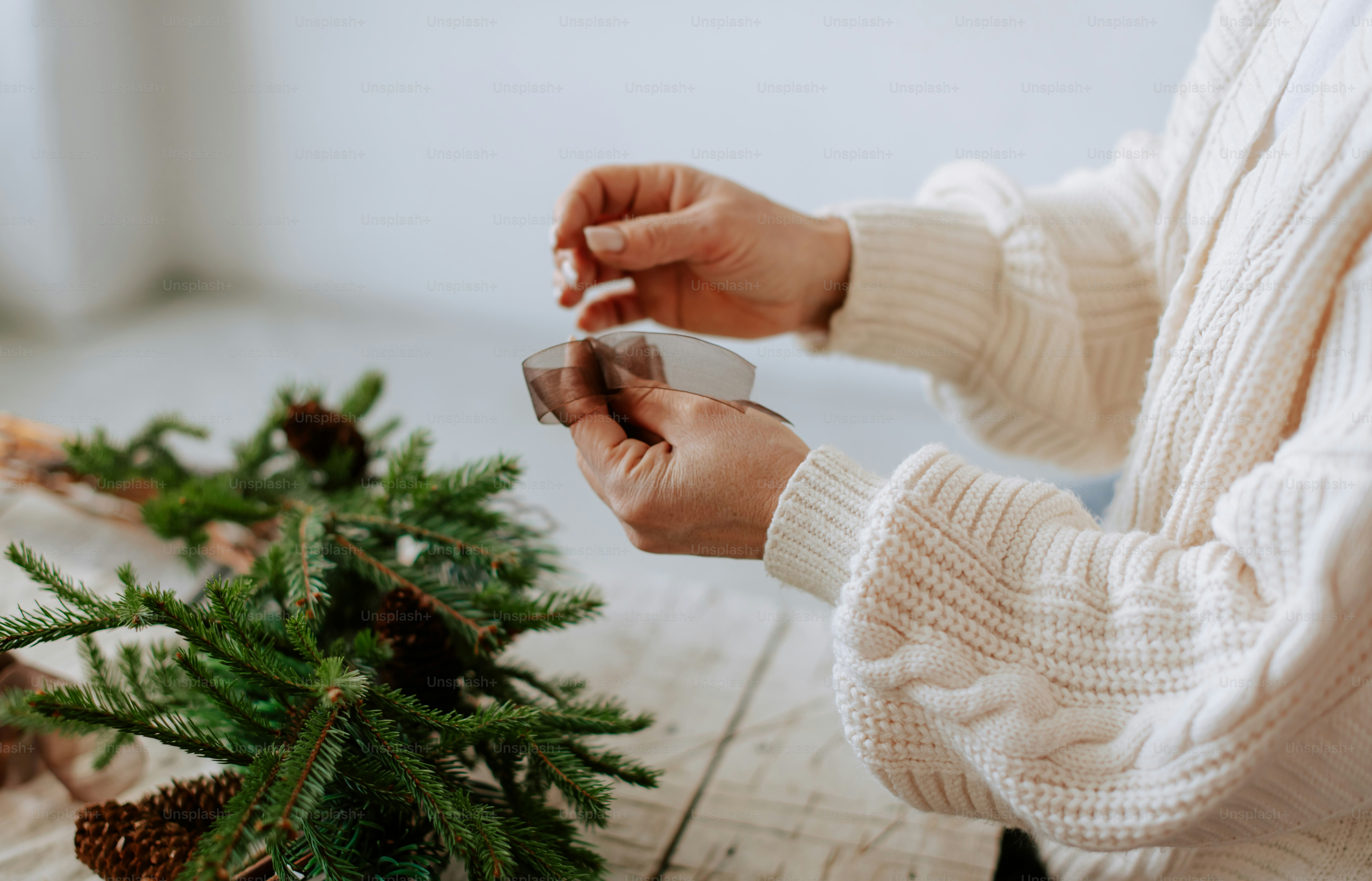 Une femme décore un sapin de Noël