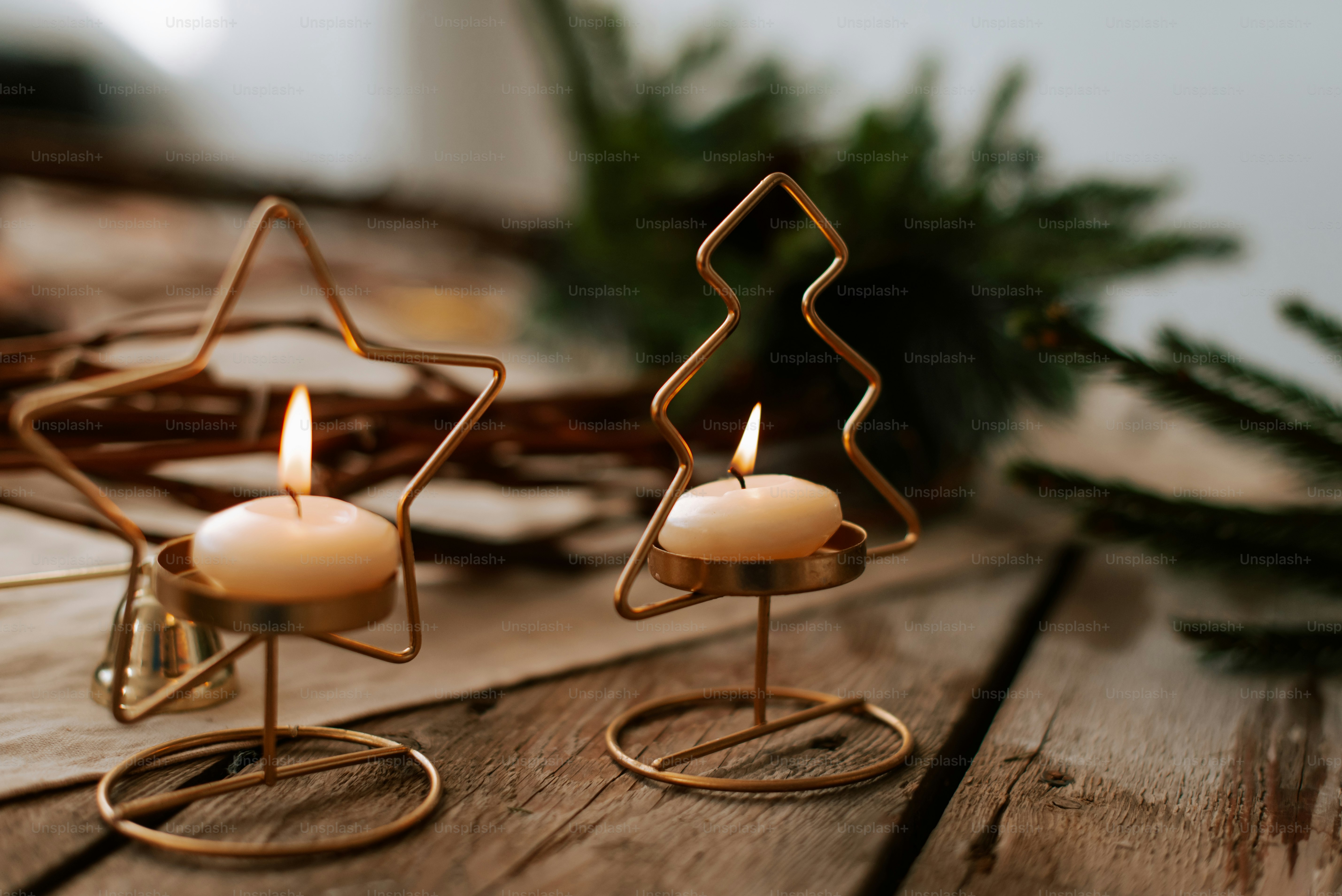 Quelques bougies posées sur une table en bois