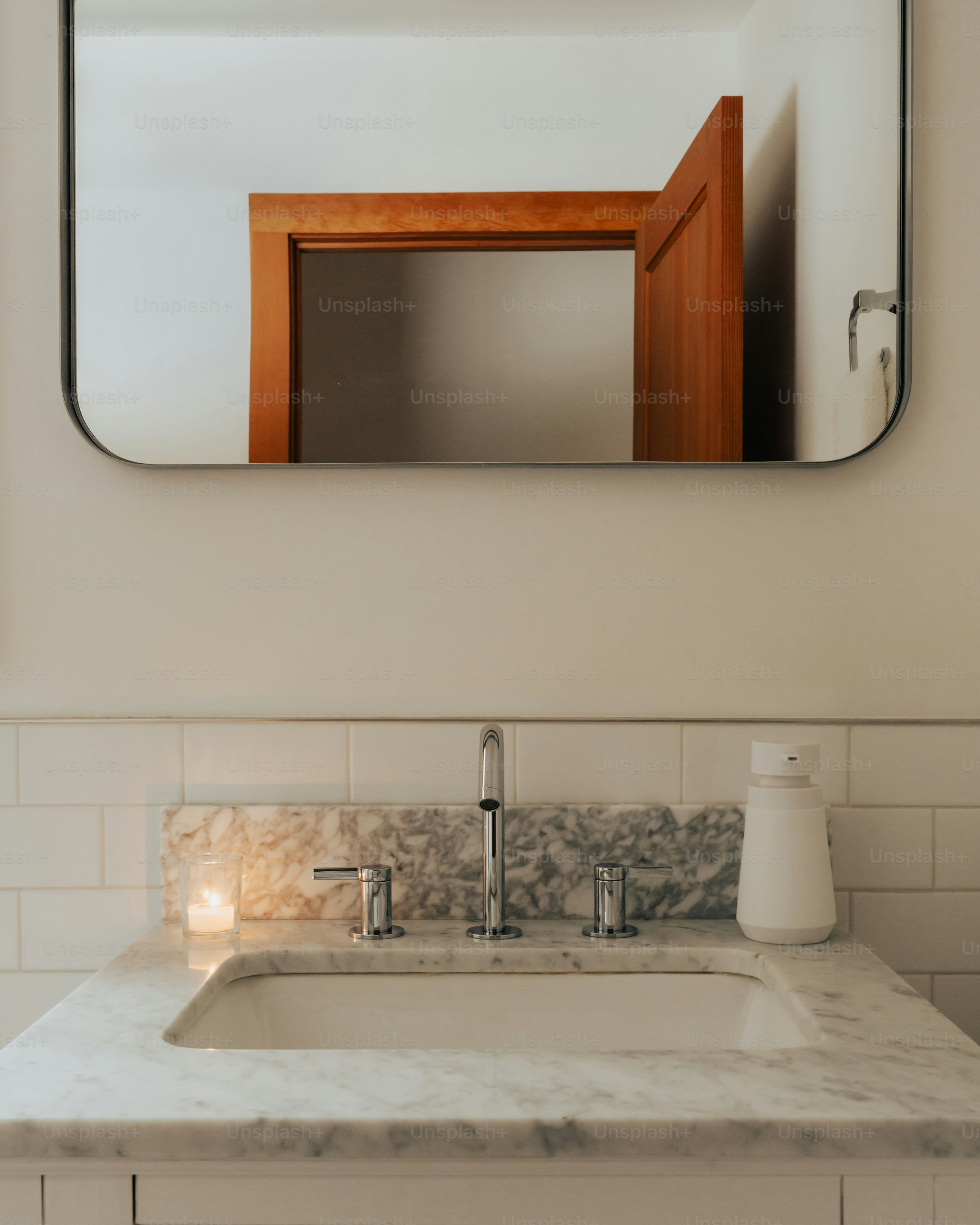 premium_photo-1734549547858-a7f5ef65f893?ixid=M3wxMjA3fDB8MXxzZWFyY2h8OXx8bWFyYmxlJTIwY291bnRlcnRvcHN8ZW58MHx8fHwxNzM4MDQ5Njk5fDA\u0026ixlib=rb-4.0.3