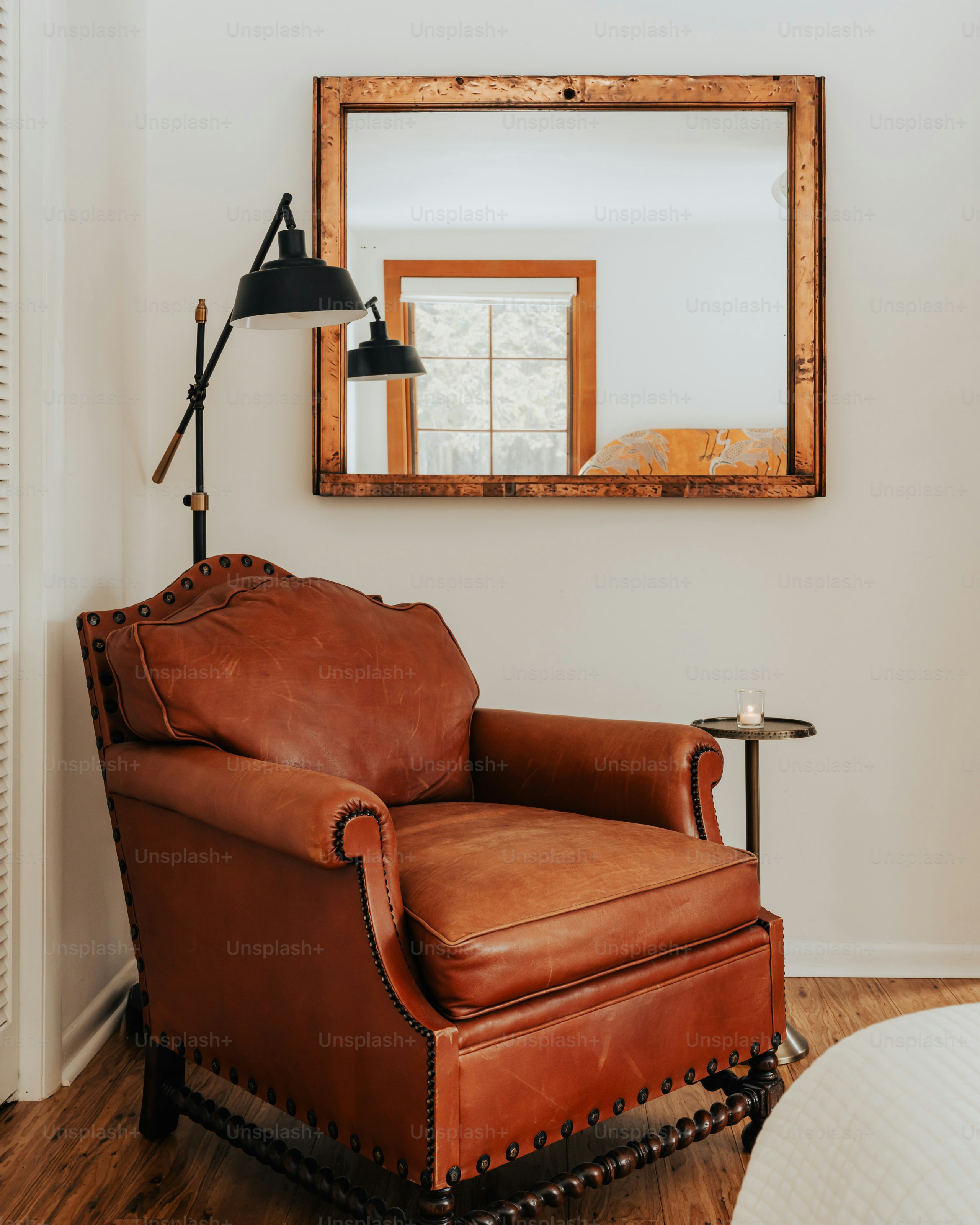 Un soggiorno con una sedia e uno specchio