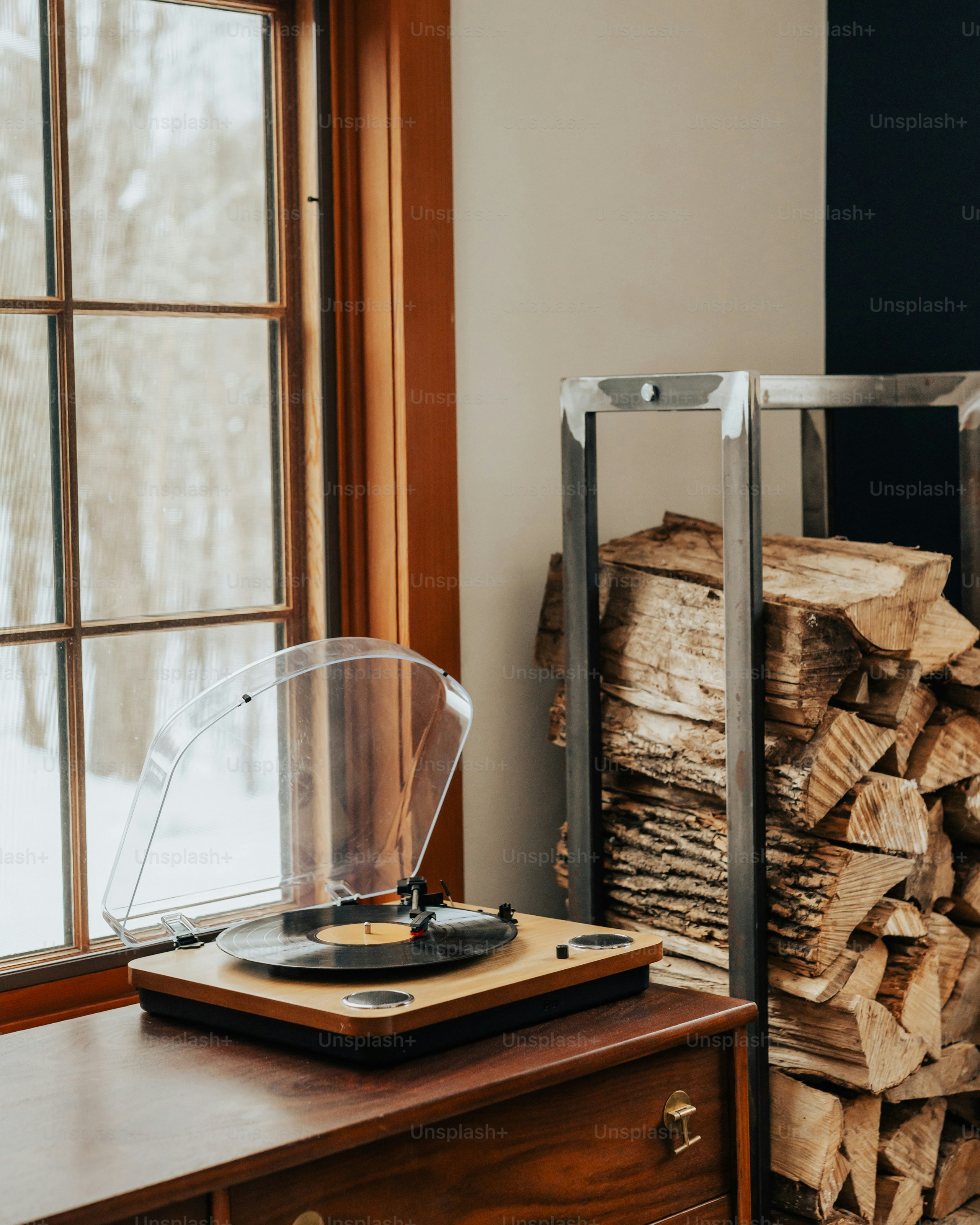 Una catasta di legna seduta accanto a una finestra