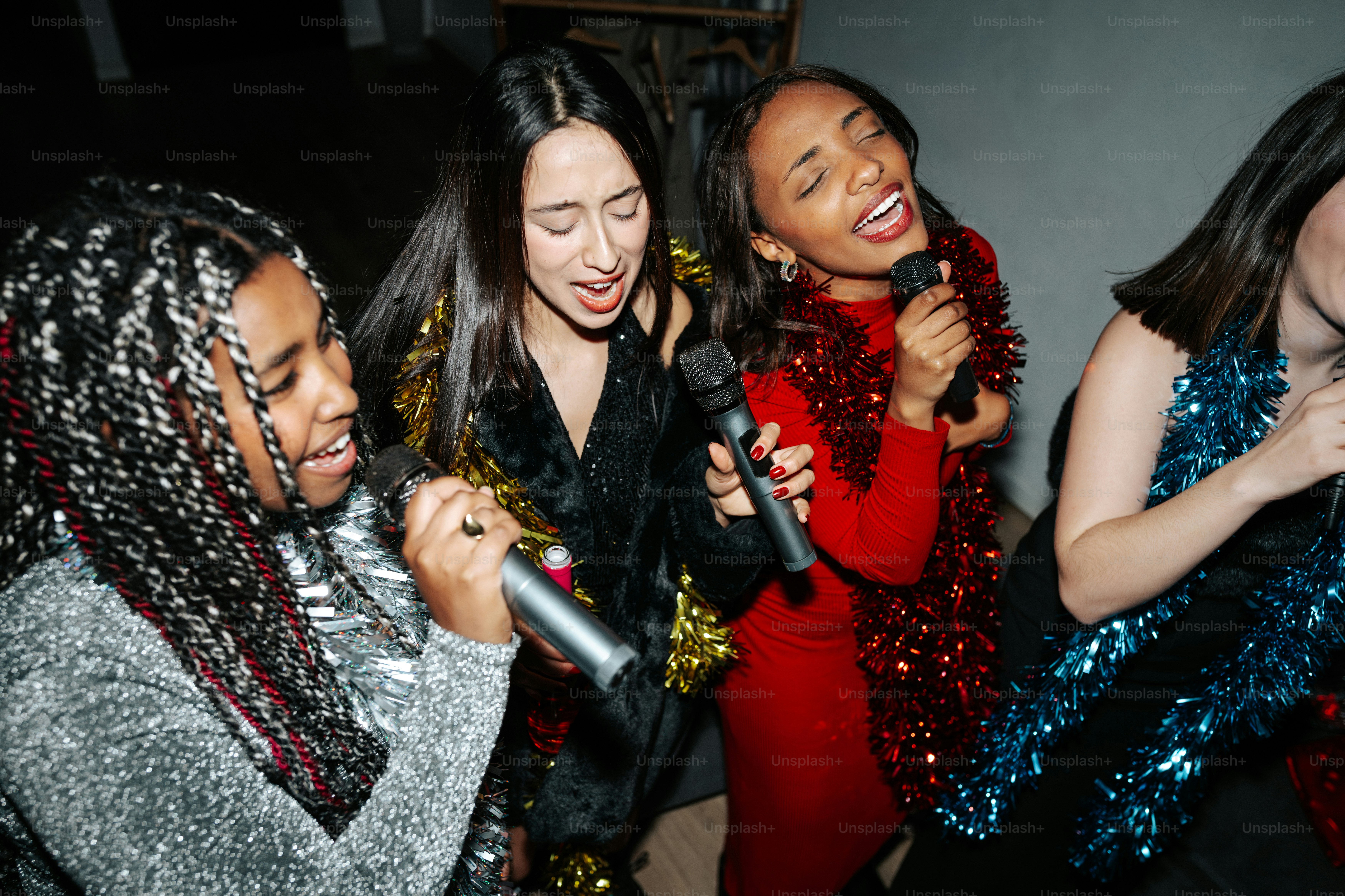 Un gruppo di donne che cantano in un microfono