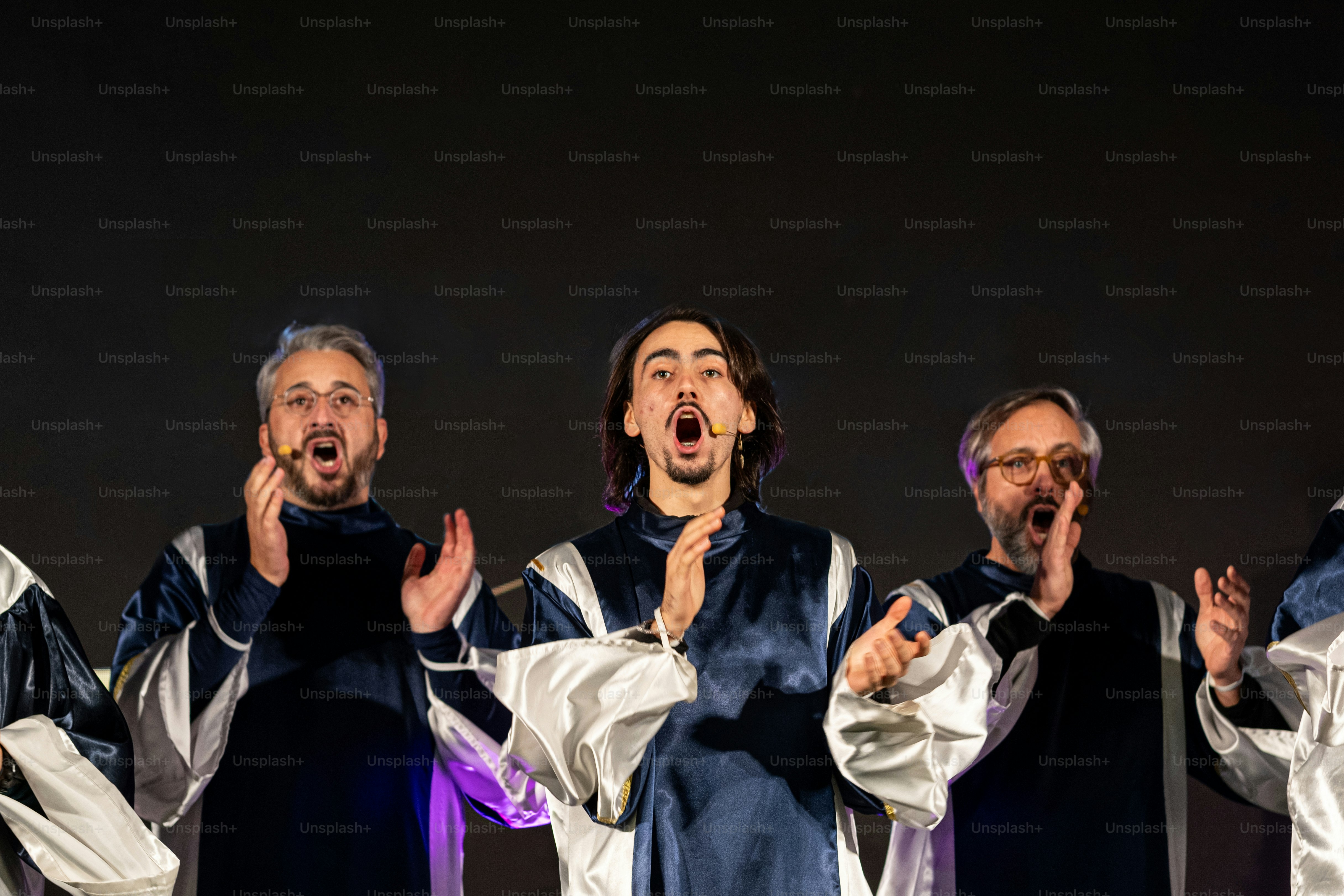 Un grupo de hombres de pie en lo alto de un escenario