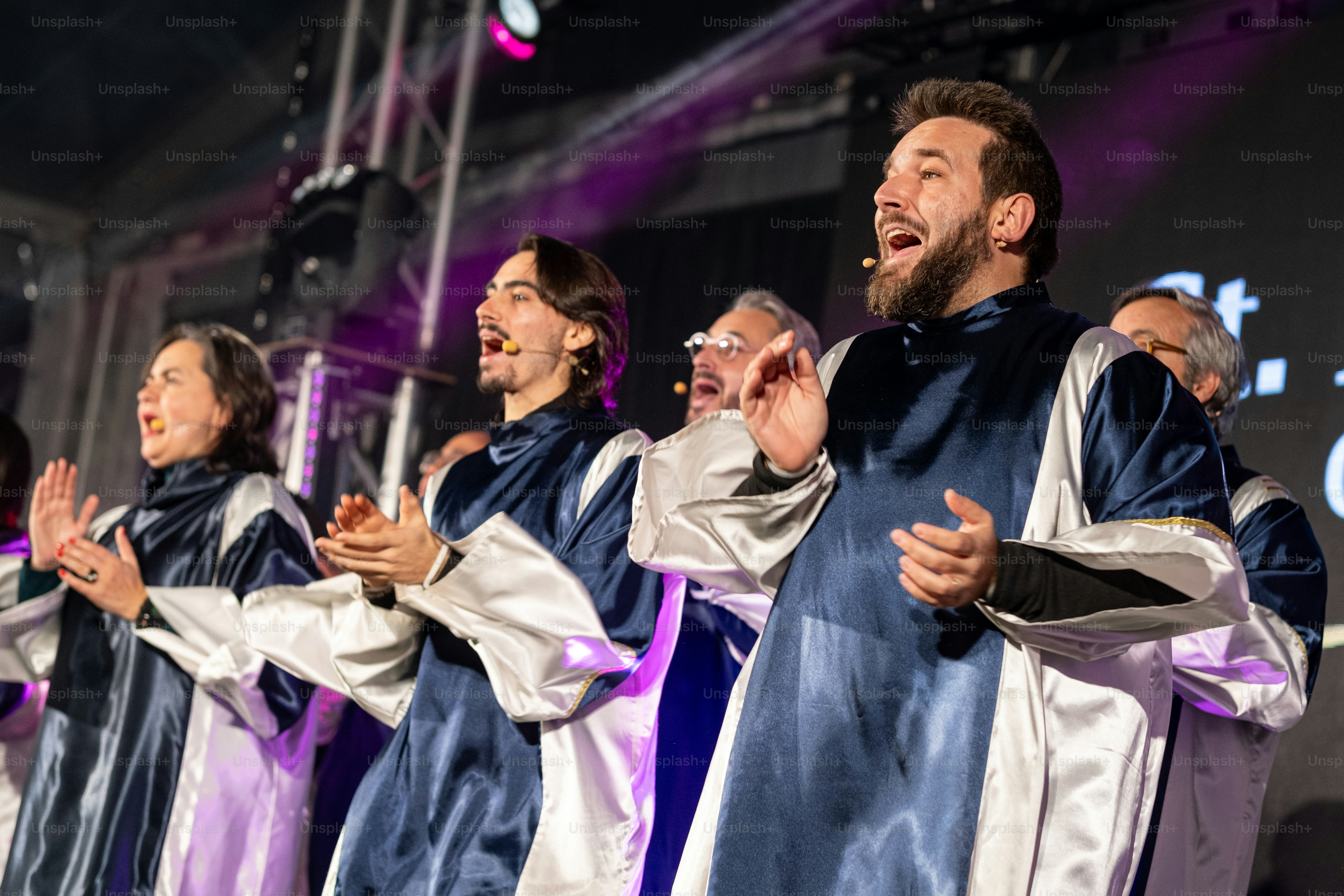 Um grupo de homens em cima de um palco