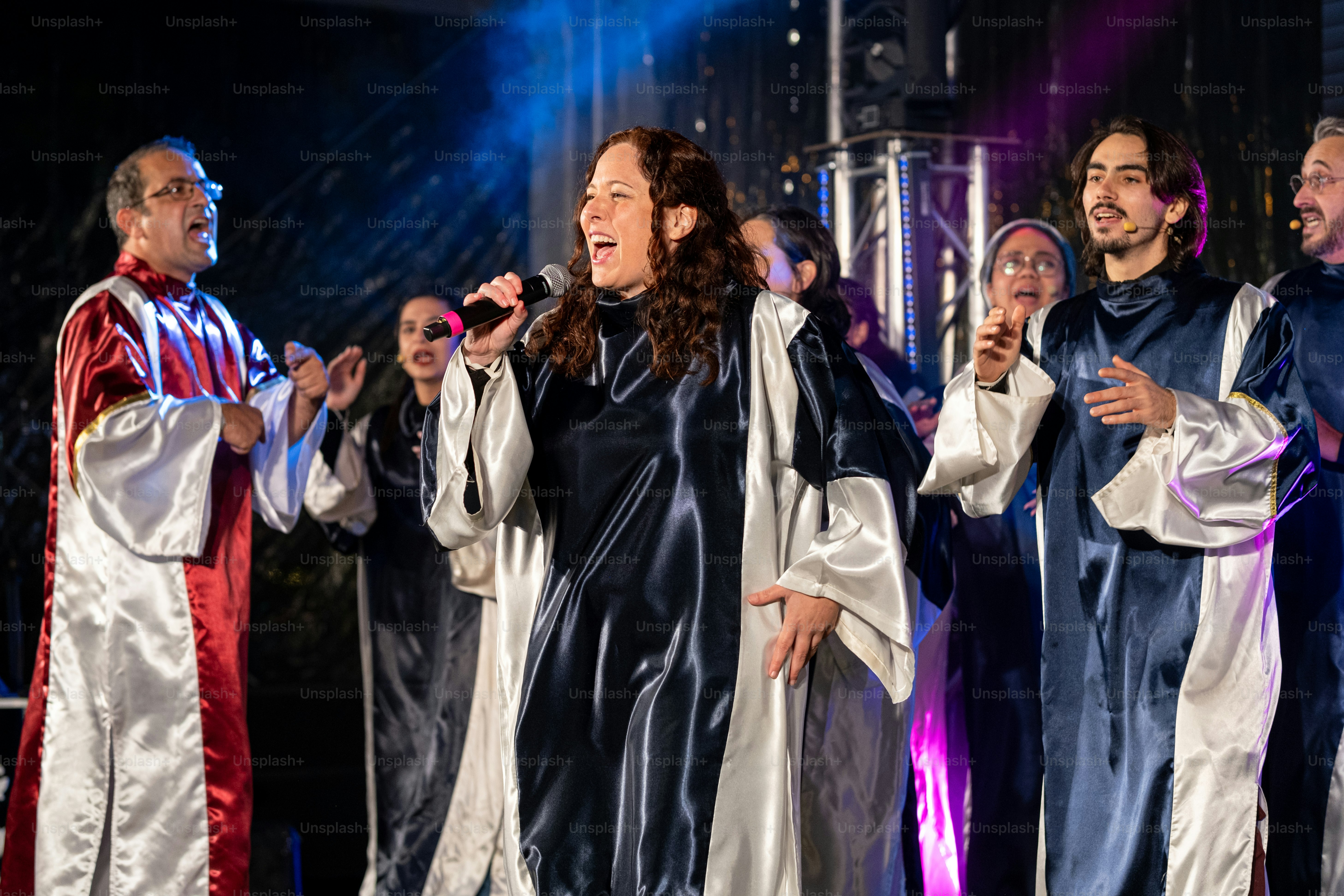 Um grupo de pessoas em pé no topo de um palco