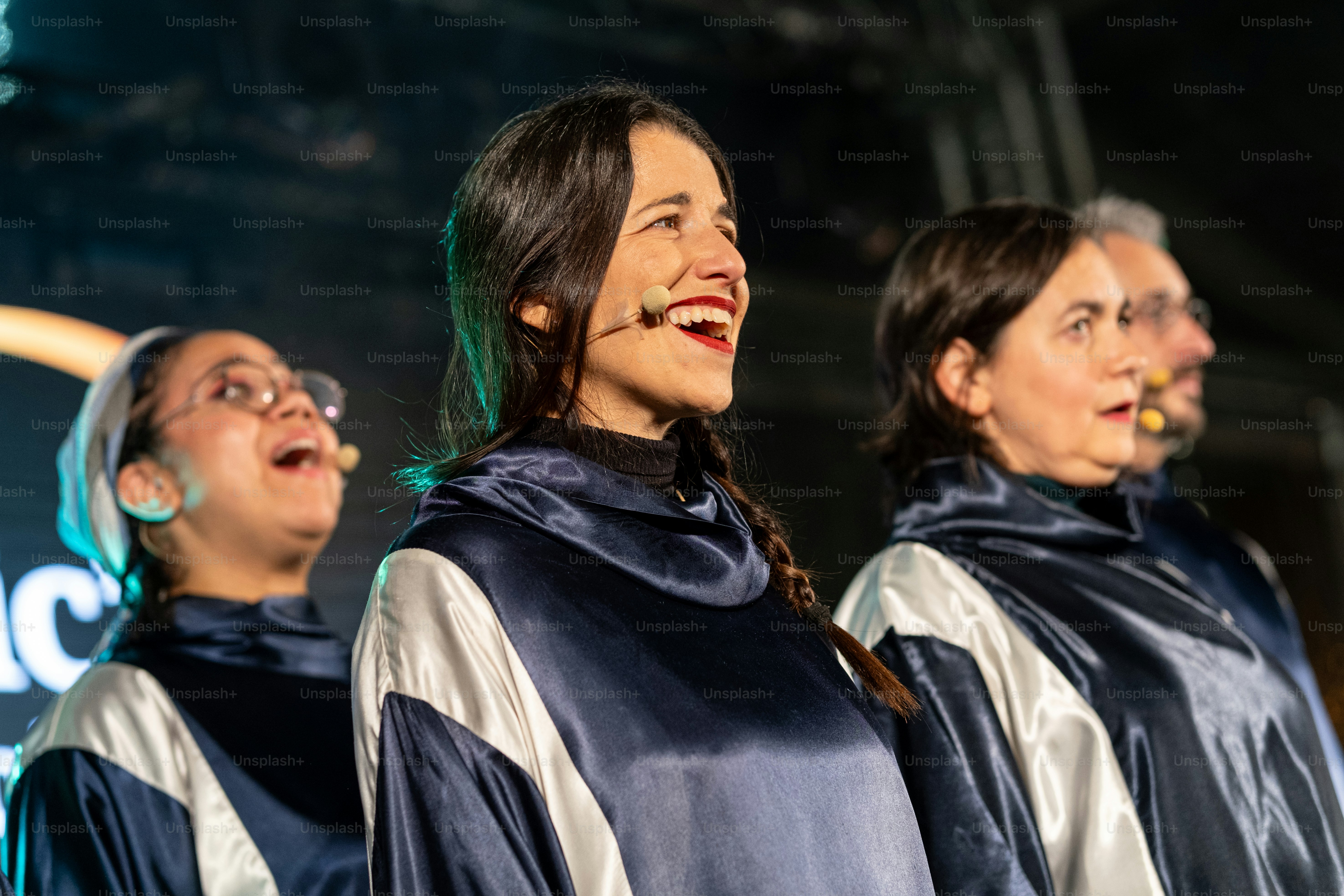 Um grupo de mulheres de pé um ao lado do outro