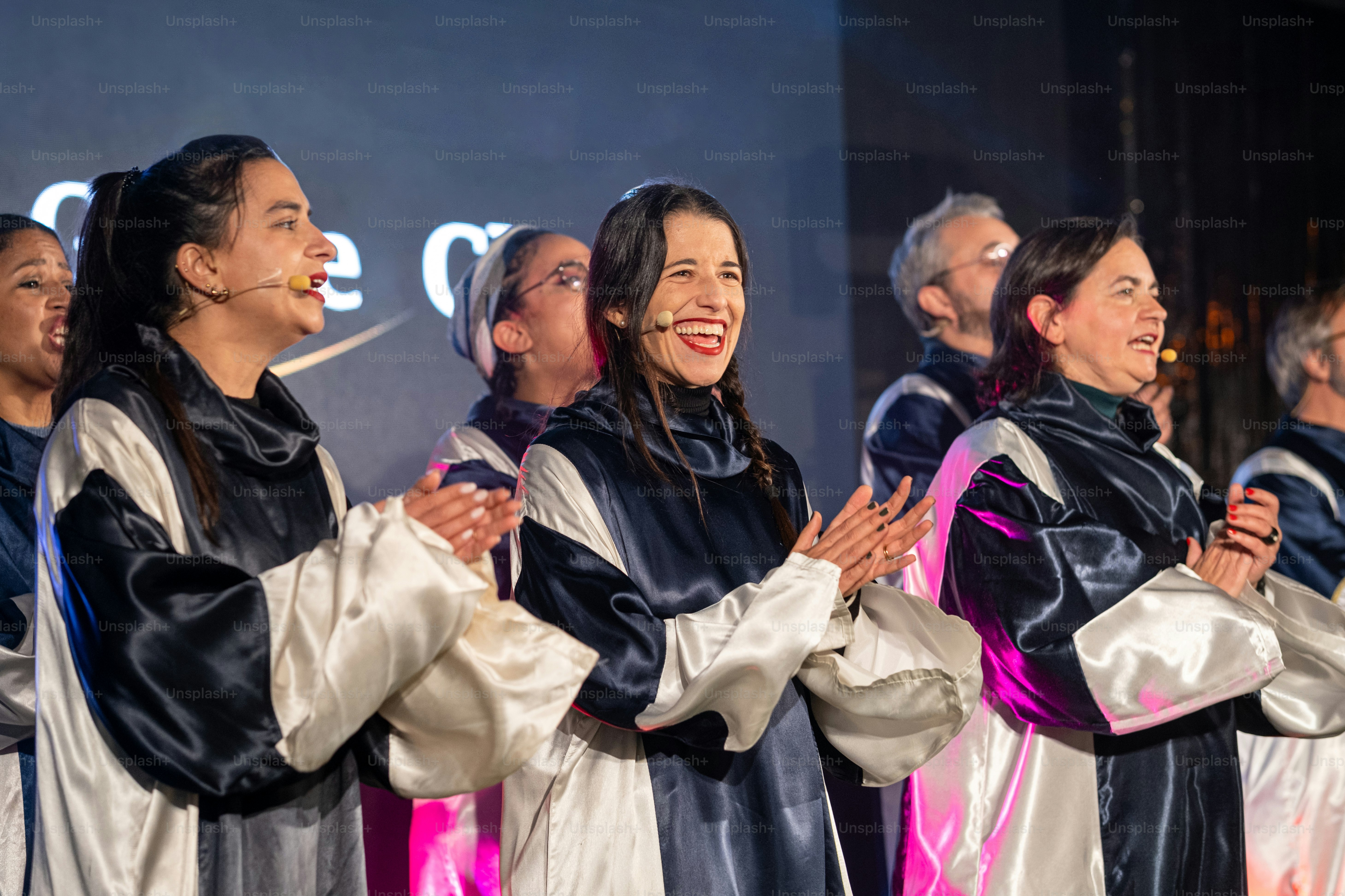 Um grupo de mulheres de pé um ao lado do outro