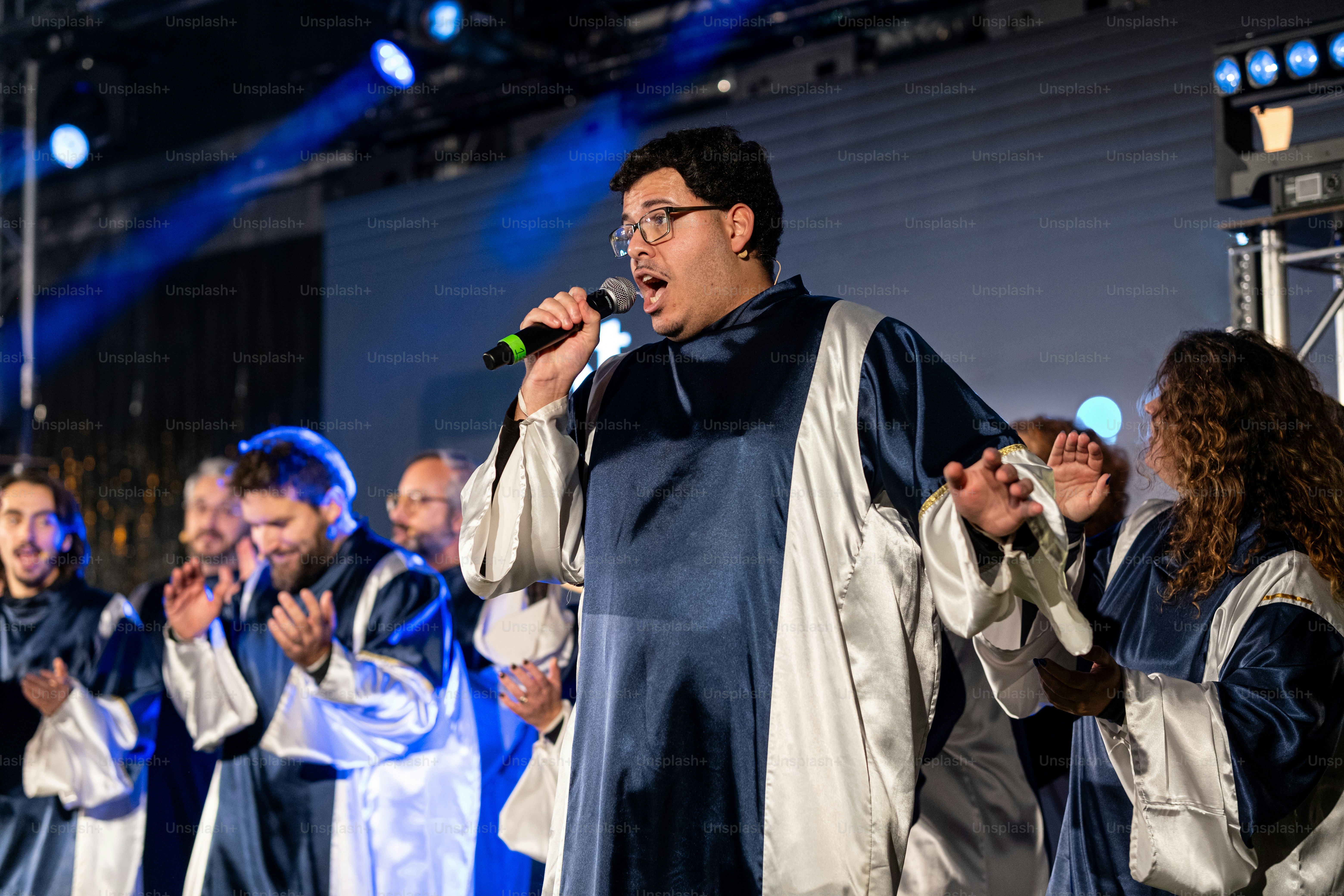 Um grupo de pessoas em pé no topo de um palco