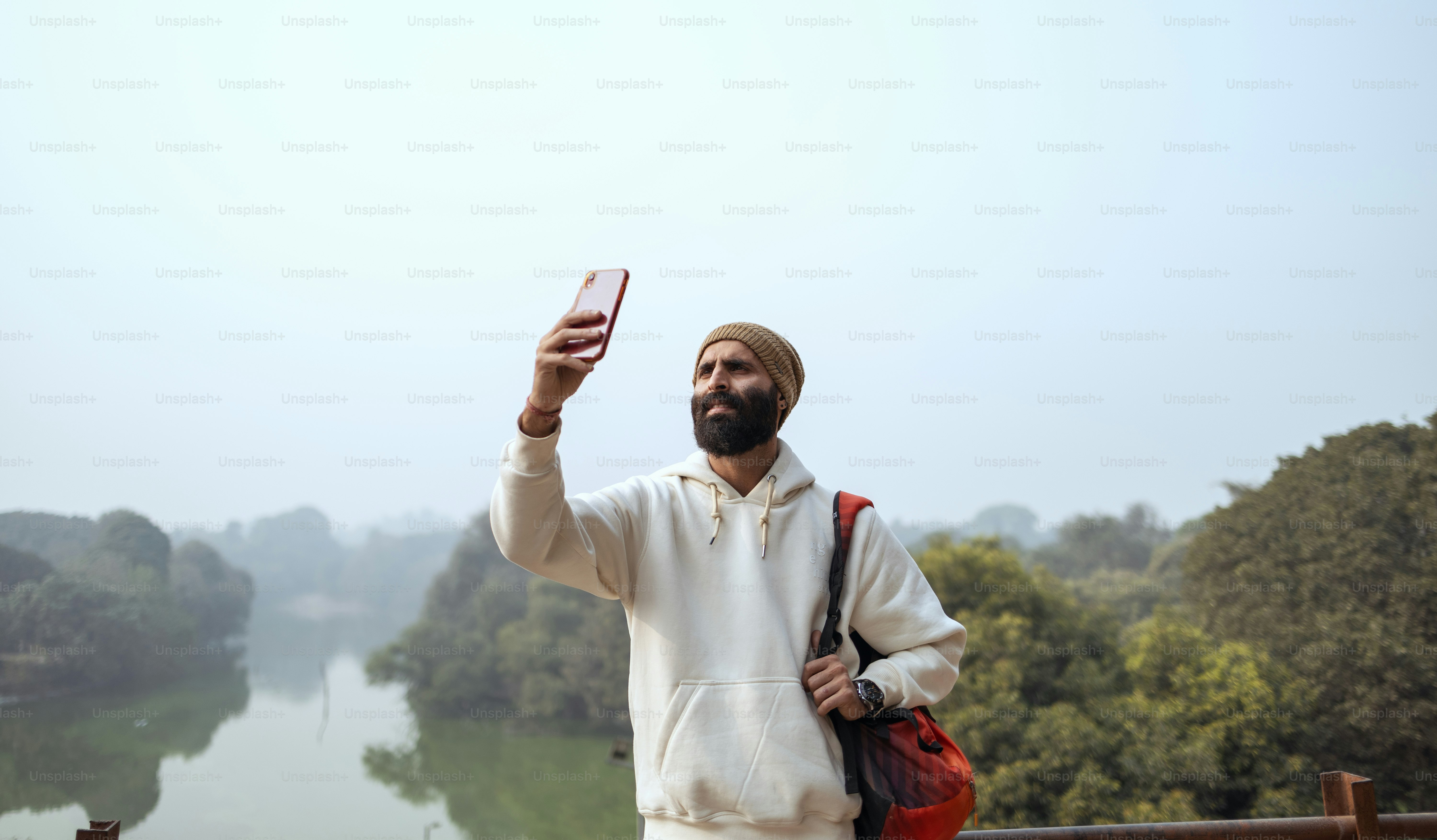 Un uomo che si scatta una foto con un telefono cellulare