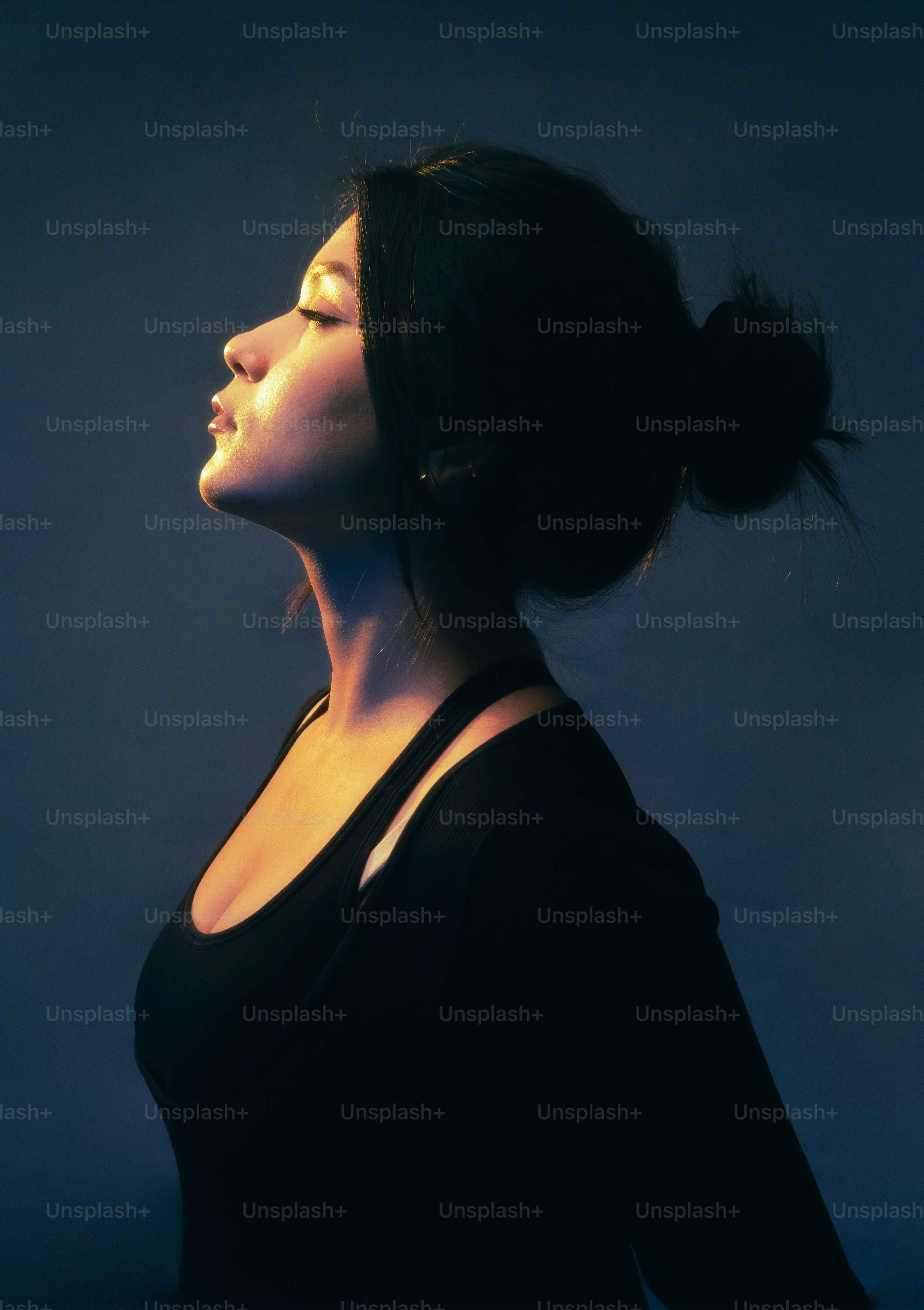 Uma mulher com seu cabelo em um coque