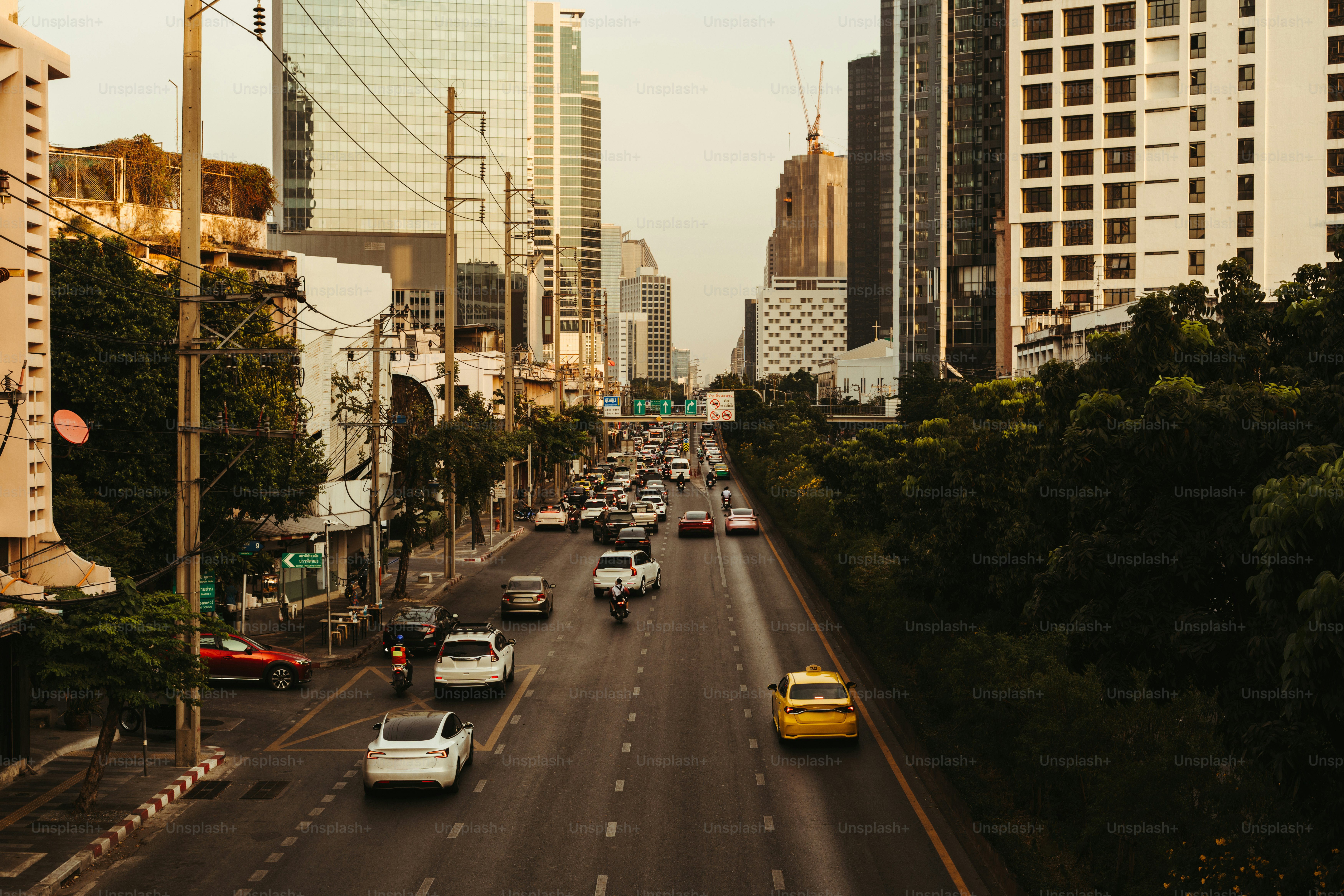 高層ビルが立ち並ぶ街並みの風景