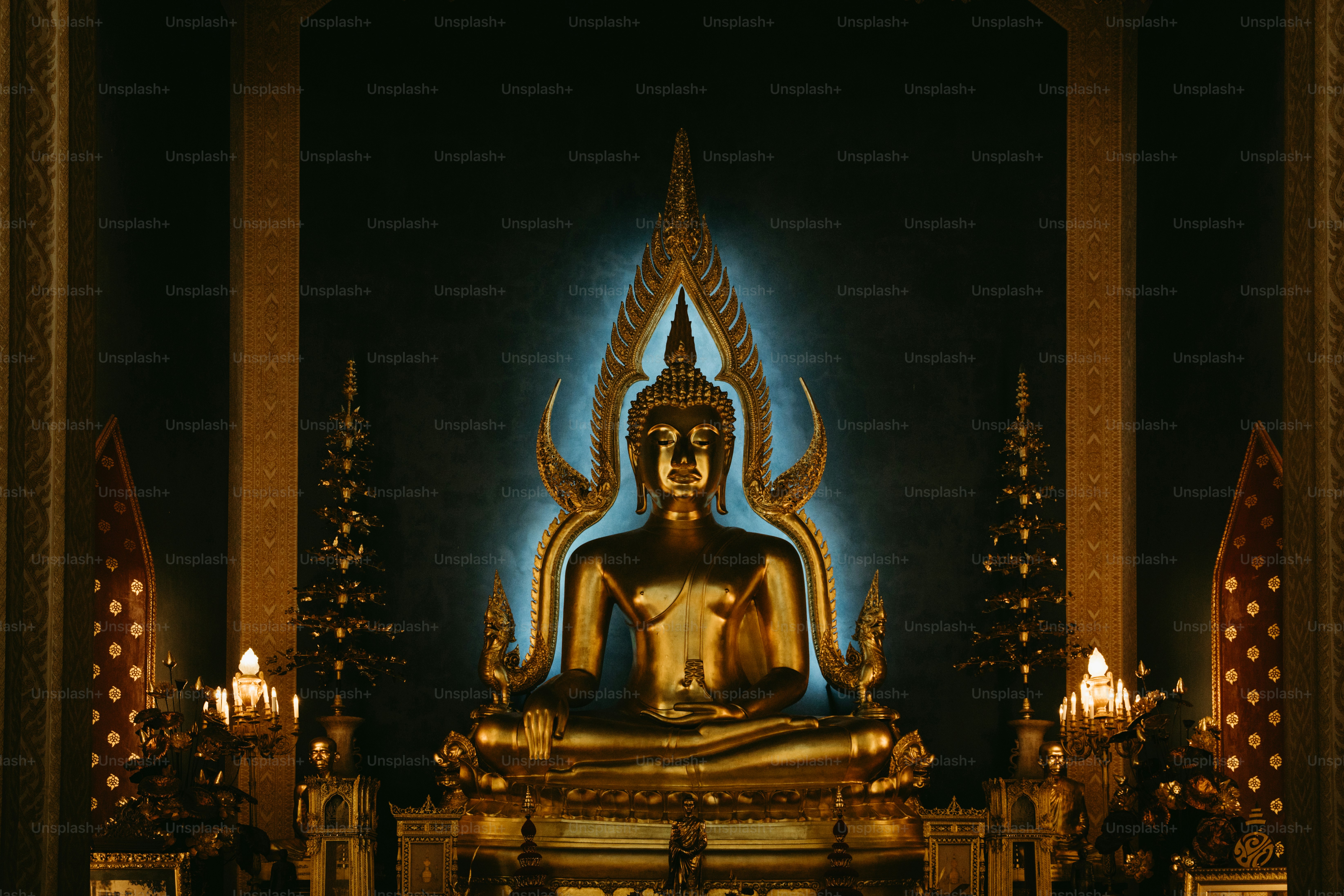 Stupa illuminé au coucher du soleil, moines en prière.