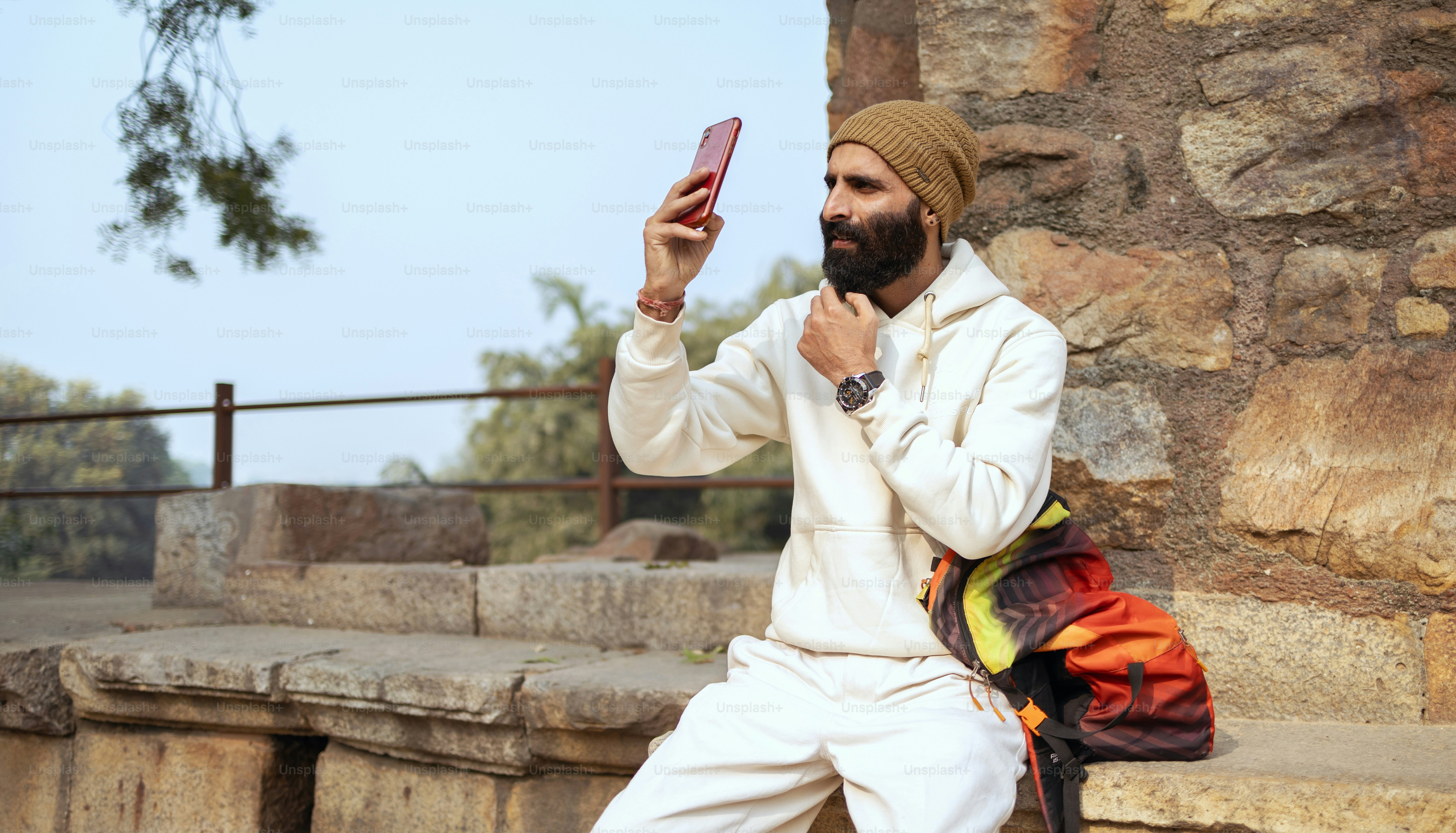 Un hombre tomándose una foto con su celular