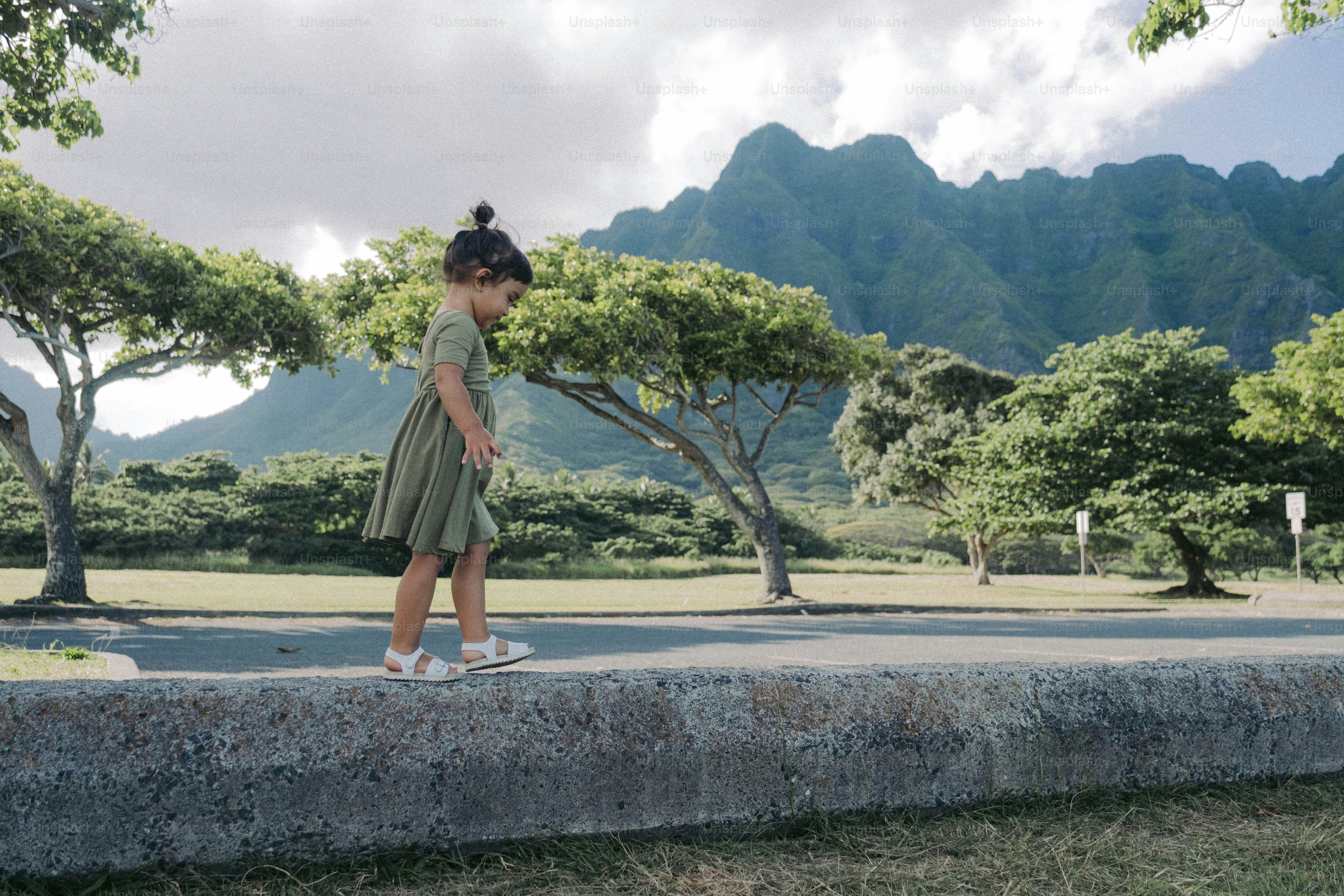 Une femme marchant sur un trottoir dans un parc