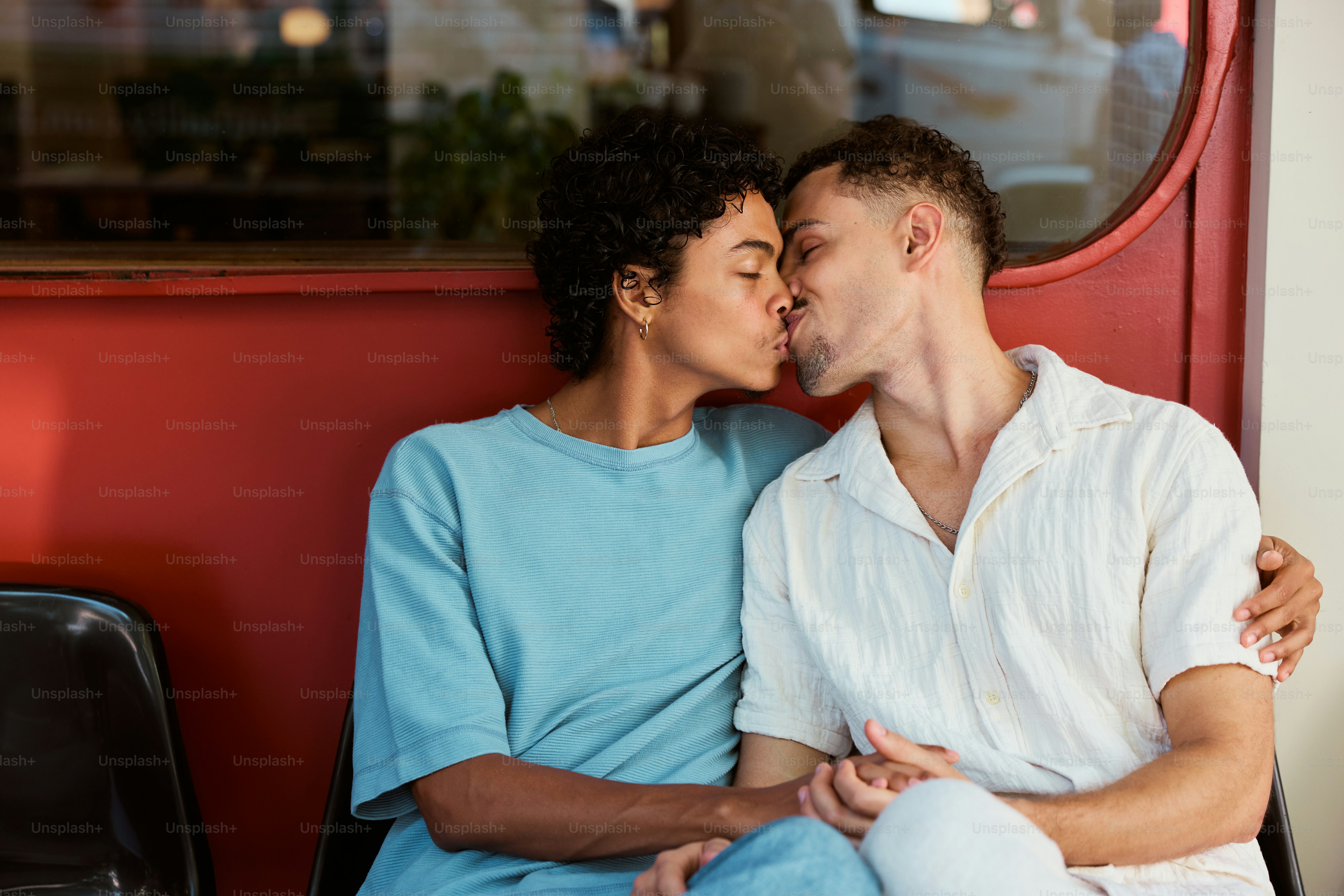 A man and a woman sitting on a bench kissing photo – Love Image on Unsplash