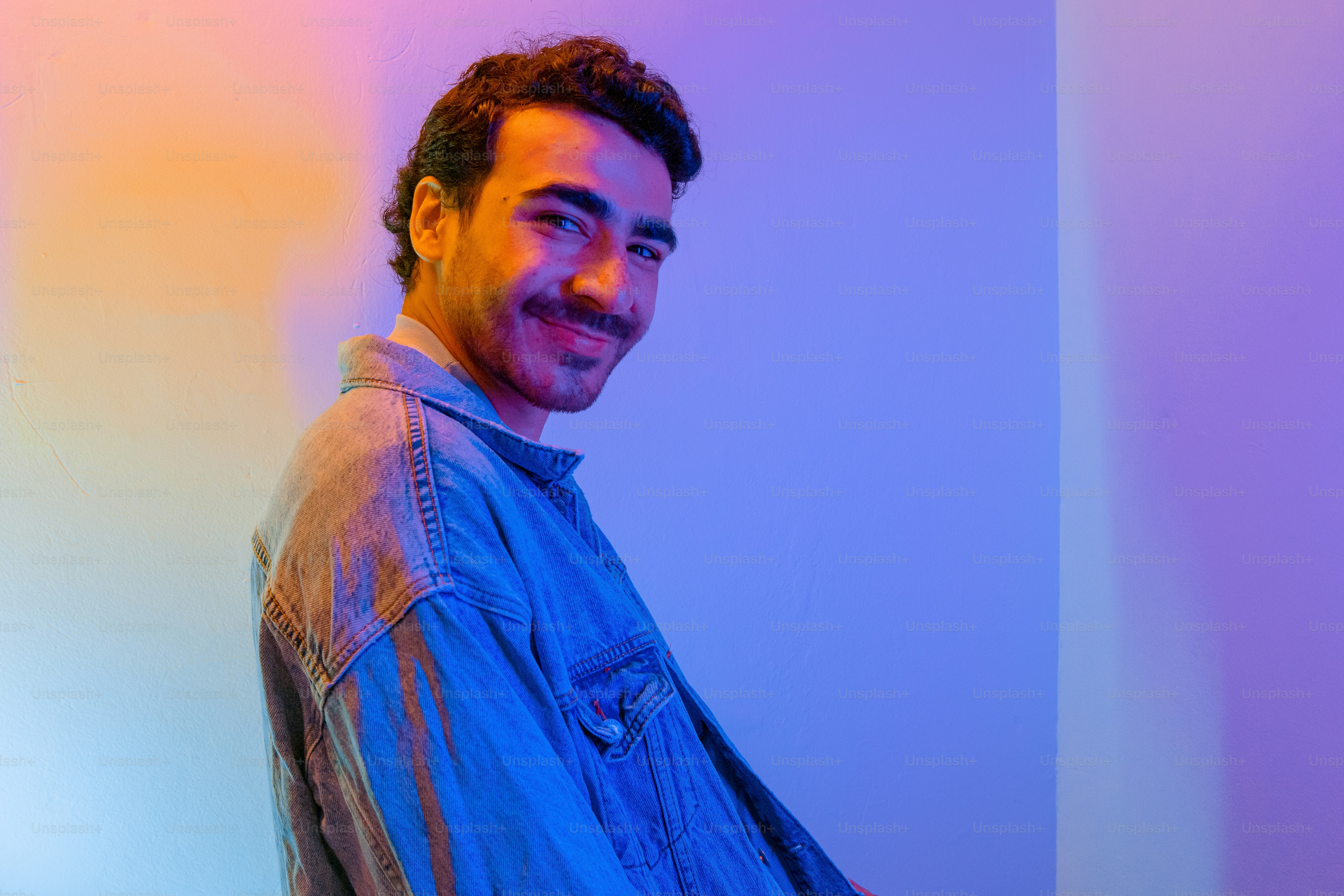 Un hombre de pie en una habitación con una sonrisa en su rostro foto ...