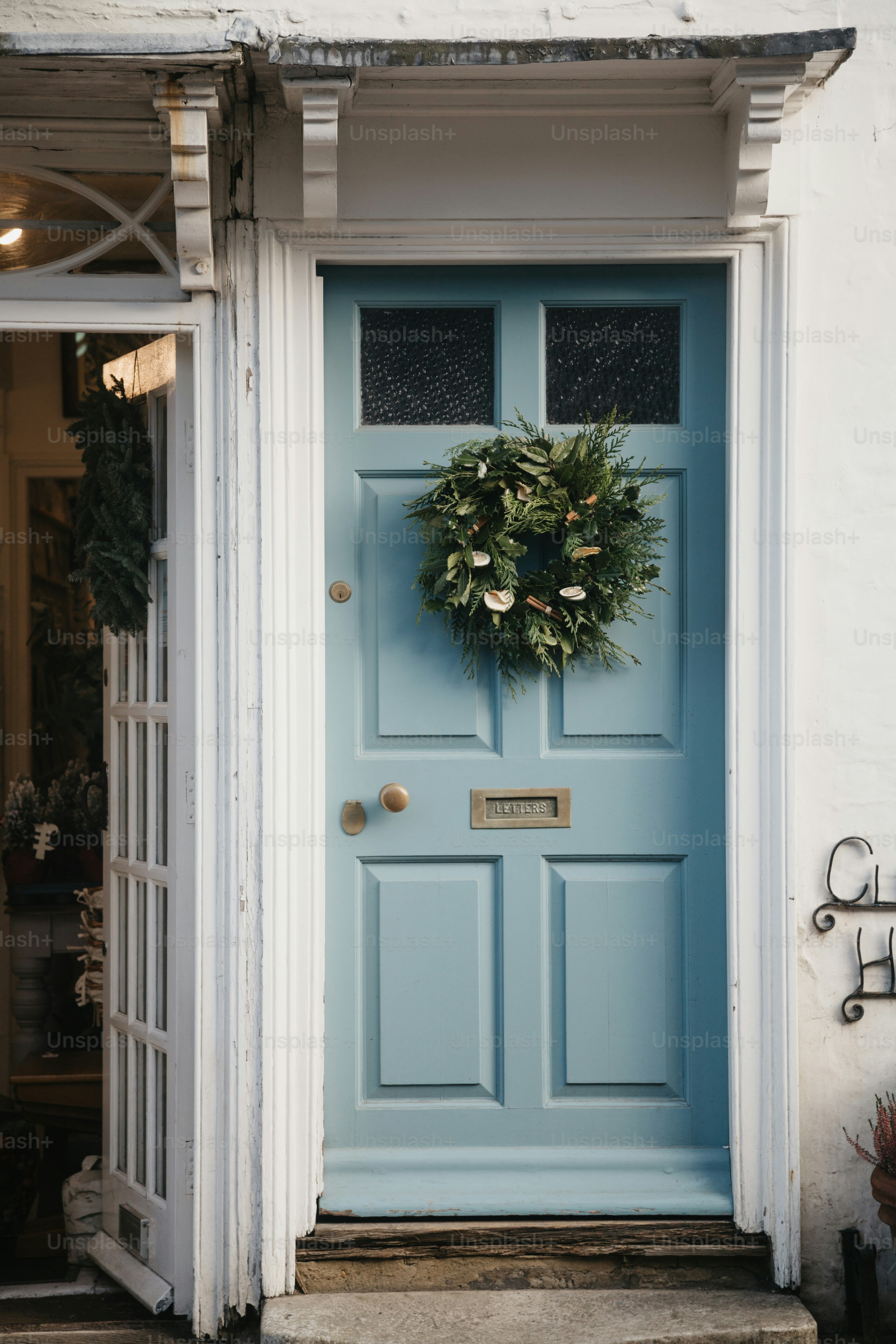 Una porta blu con una ghirlanda sopra