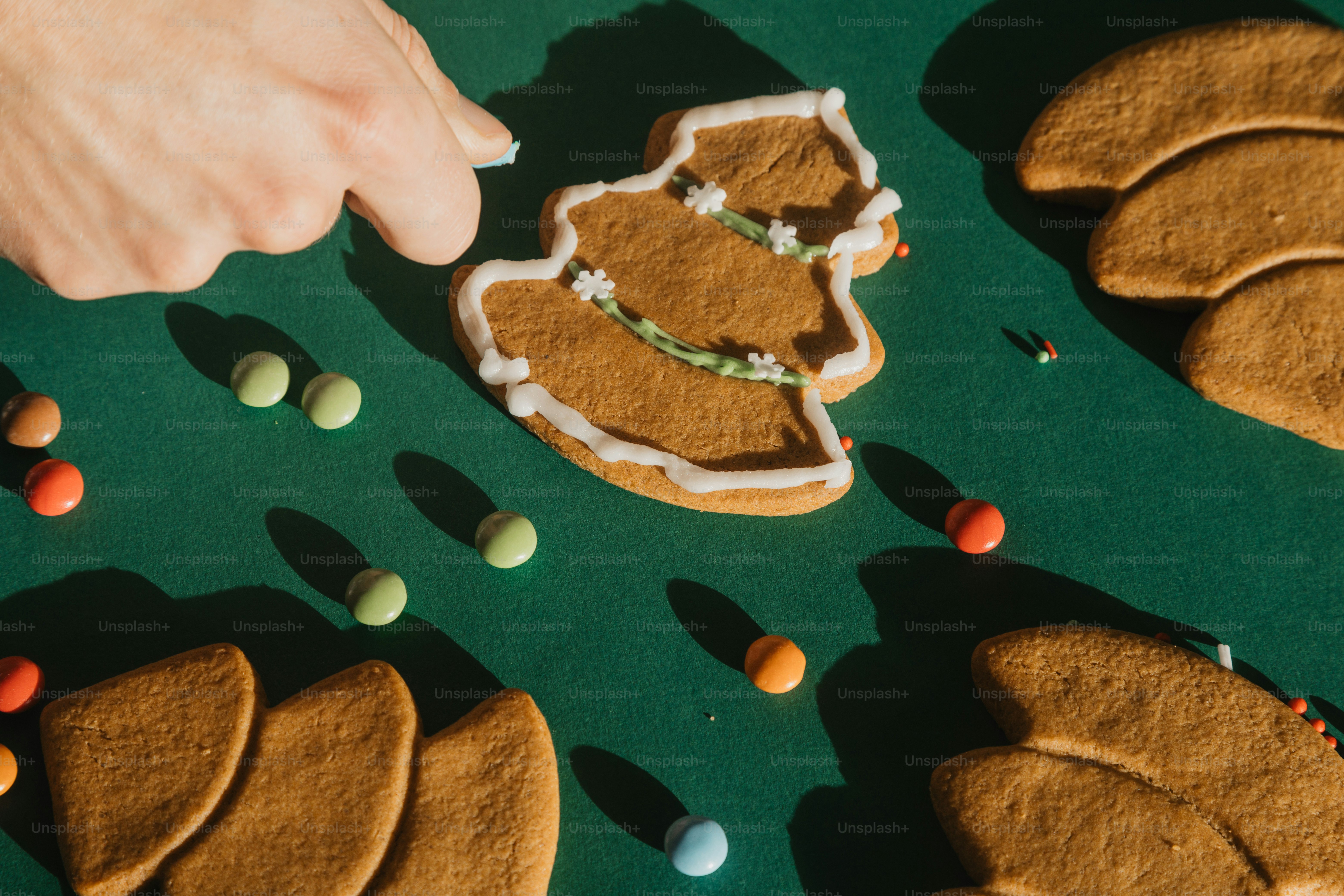 A man is decorating a gingerbread man photo – Christmas Image on Unsplash