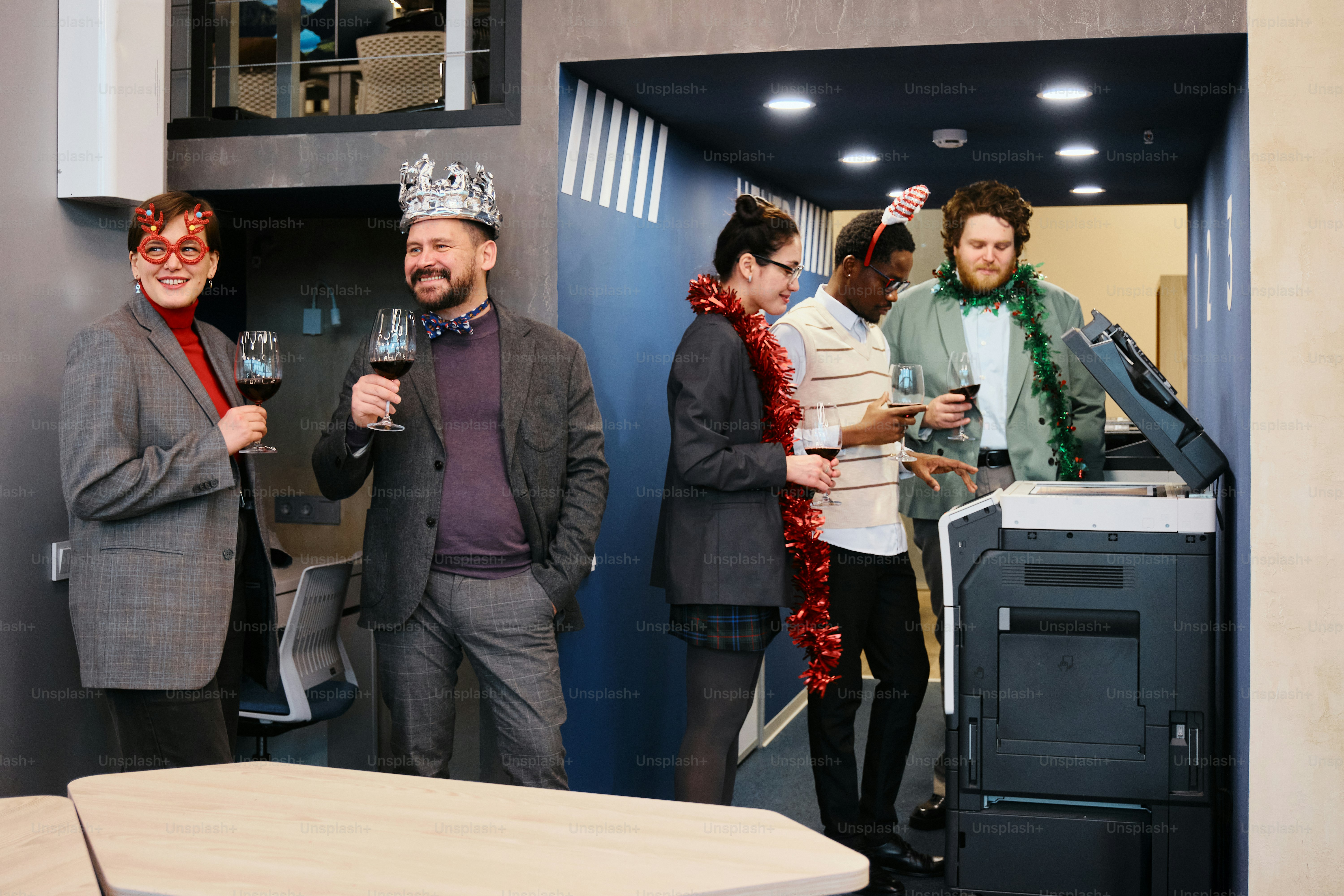 Un groupe de personnes debout dans une pièce