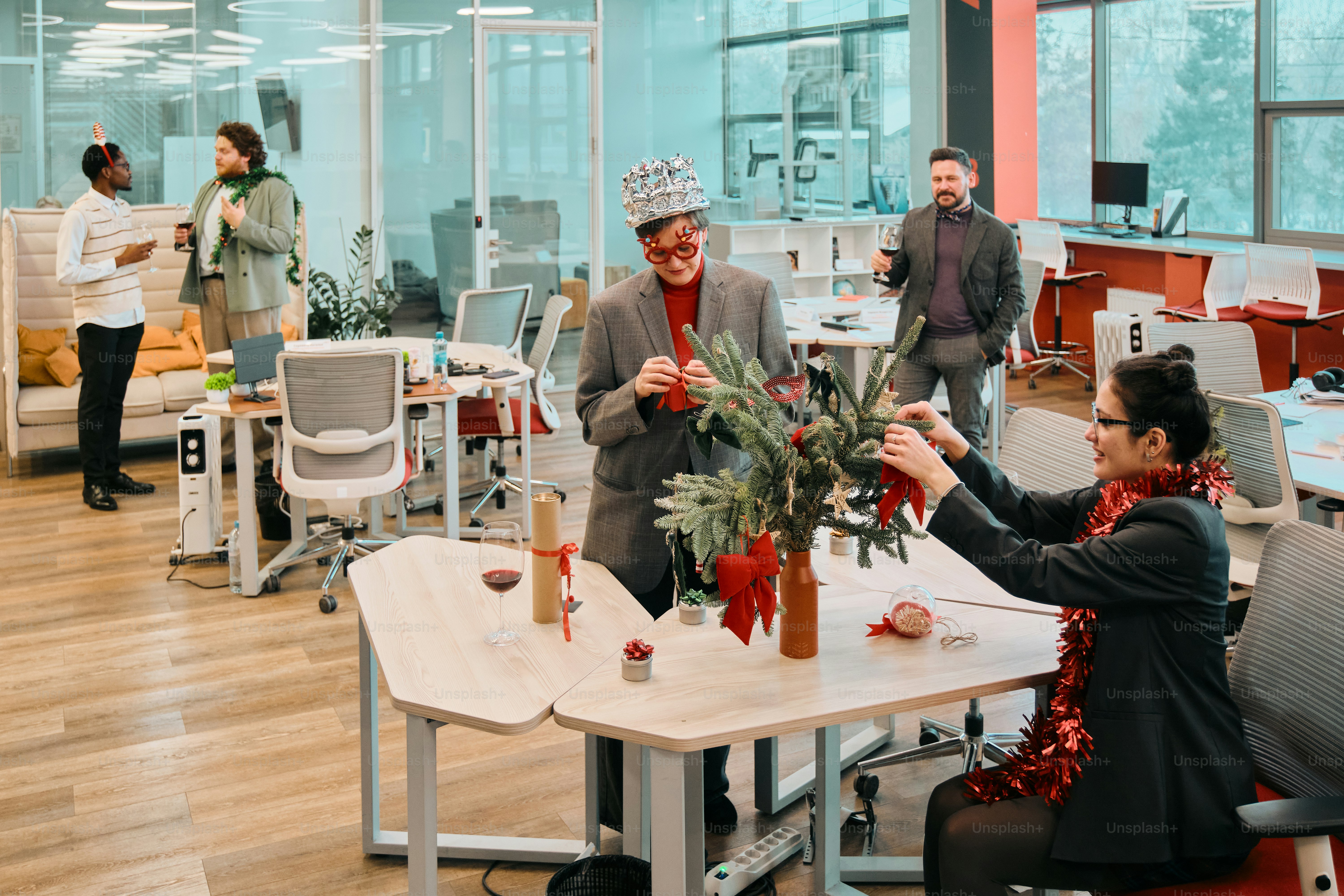 Um grupo de pessoas sentadas ao redor de uma mesa em um escritório