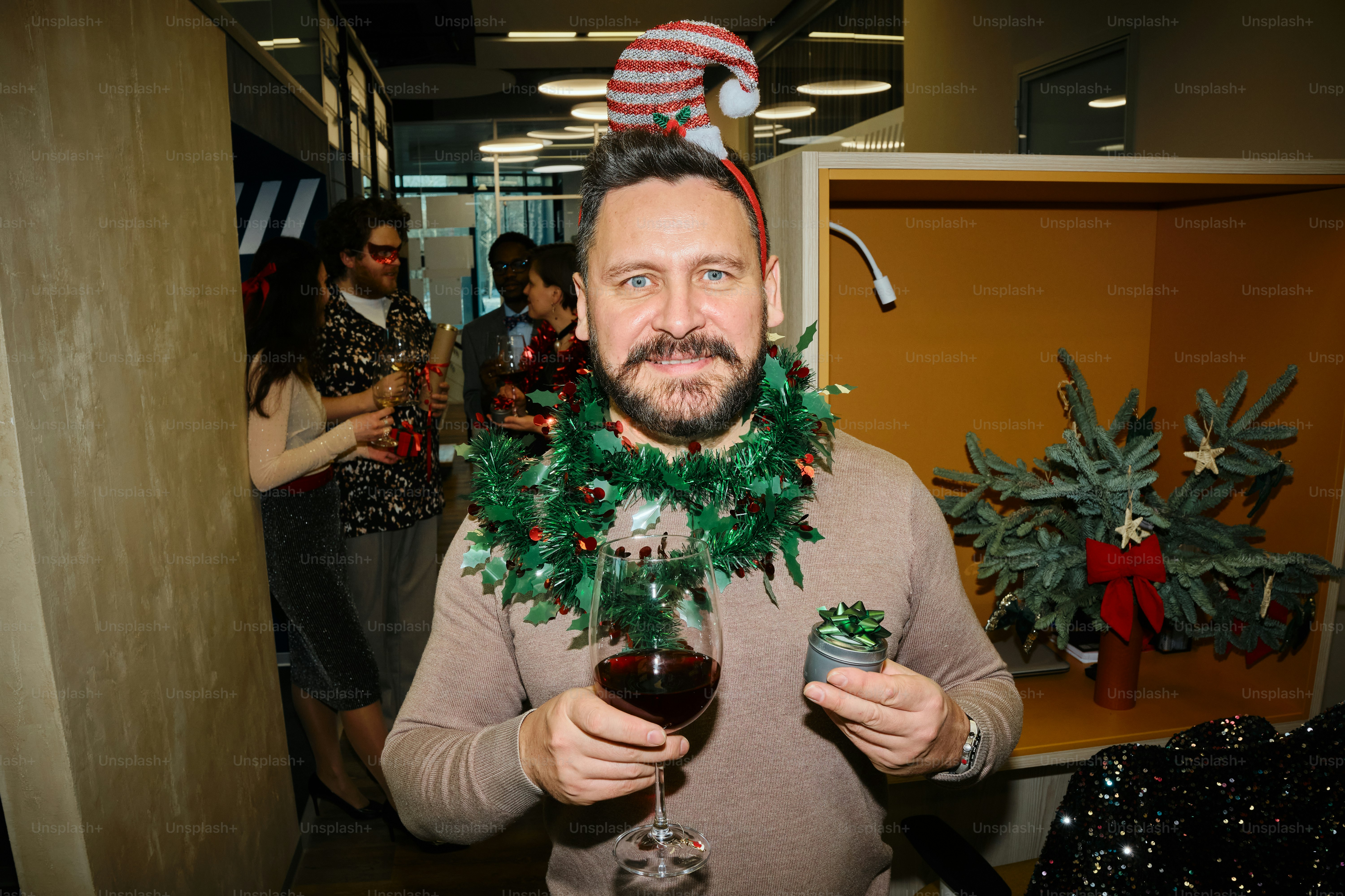 Um homem segurando uma taça de vinho na mão