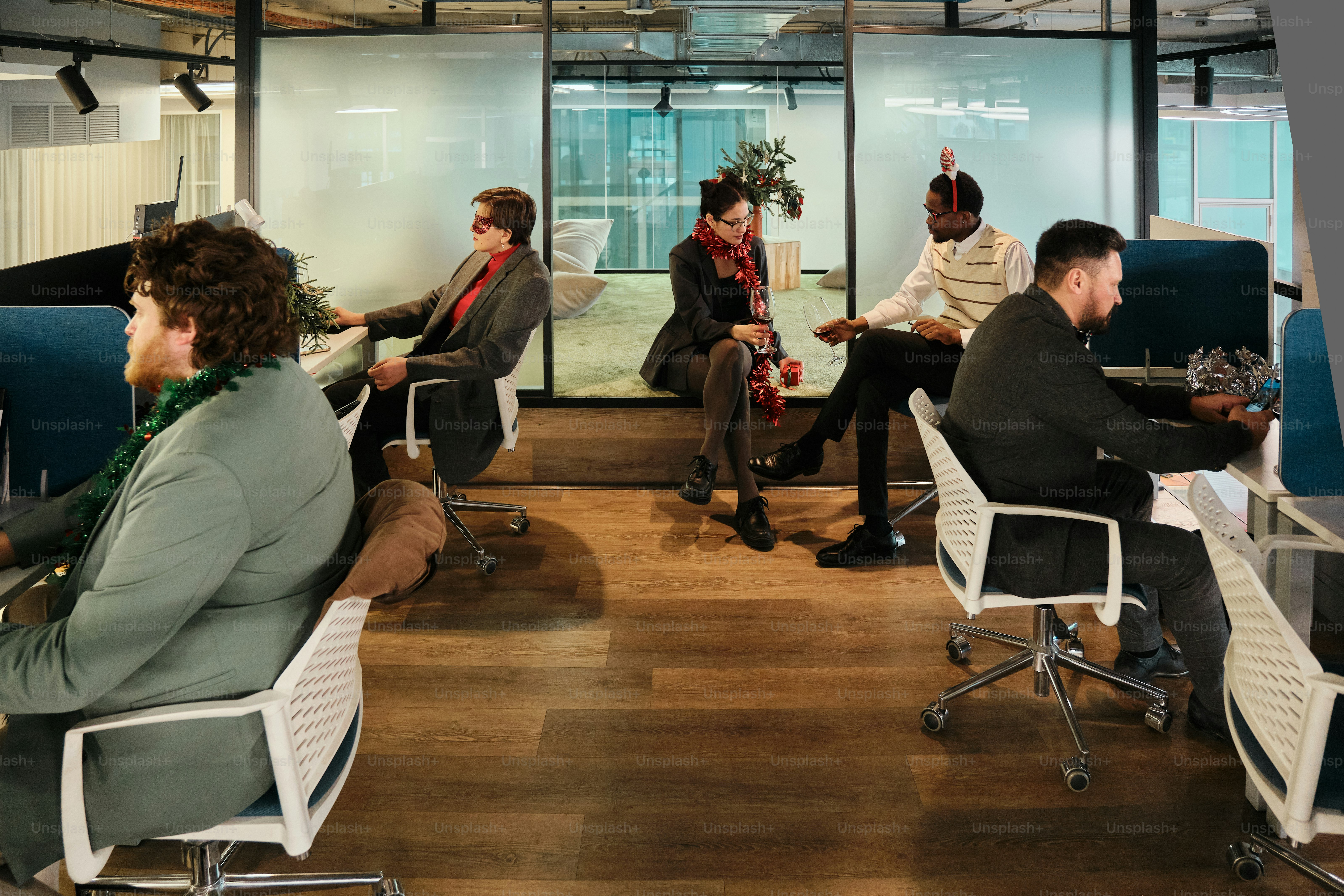 um, grupo, de, pessoas, sentando, em, mesas, em, um, escritório