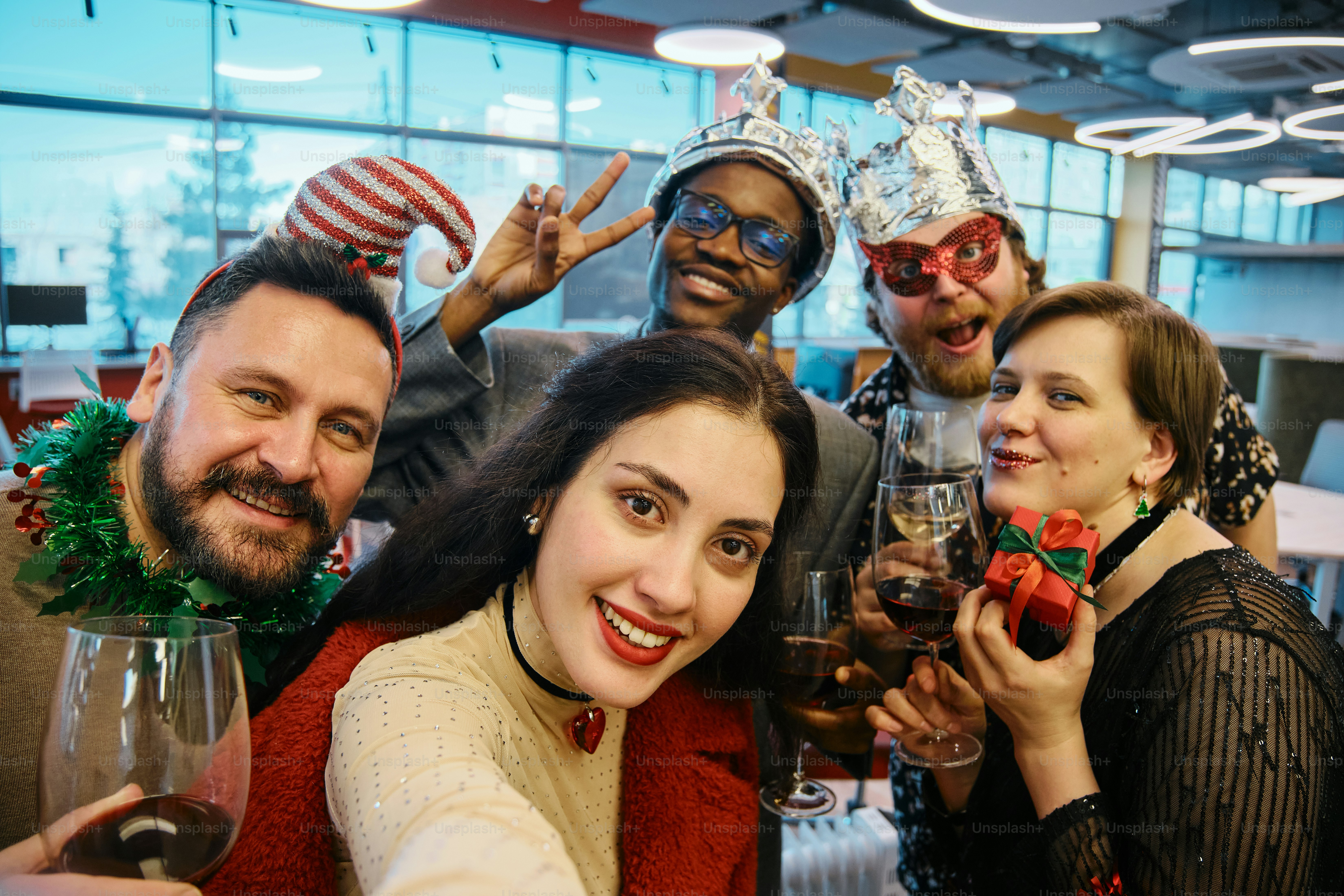 Um grupo de pessoas em pé ao redor um do outro segurando taças de vinho