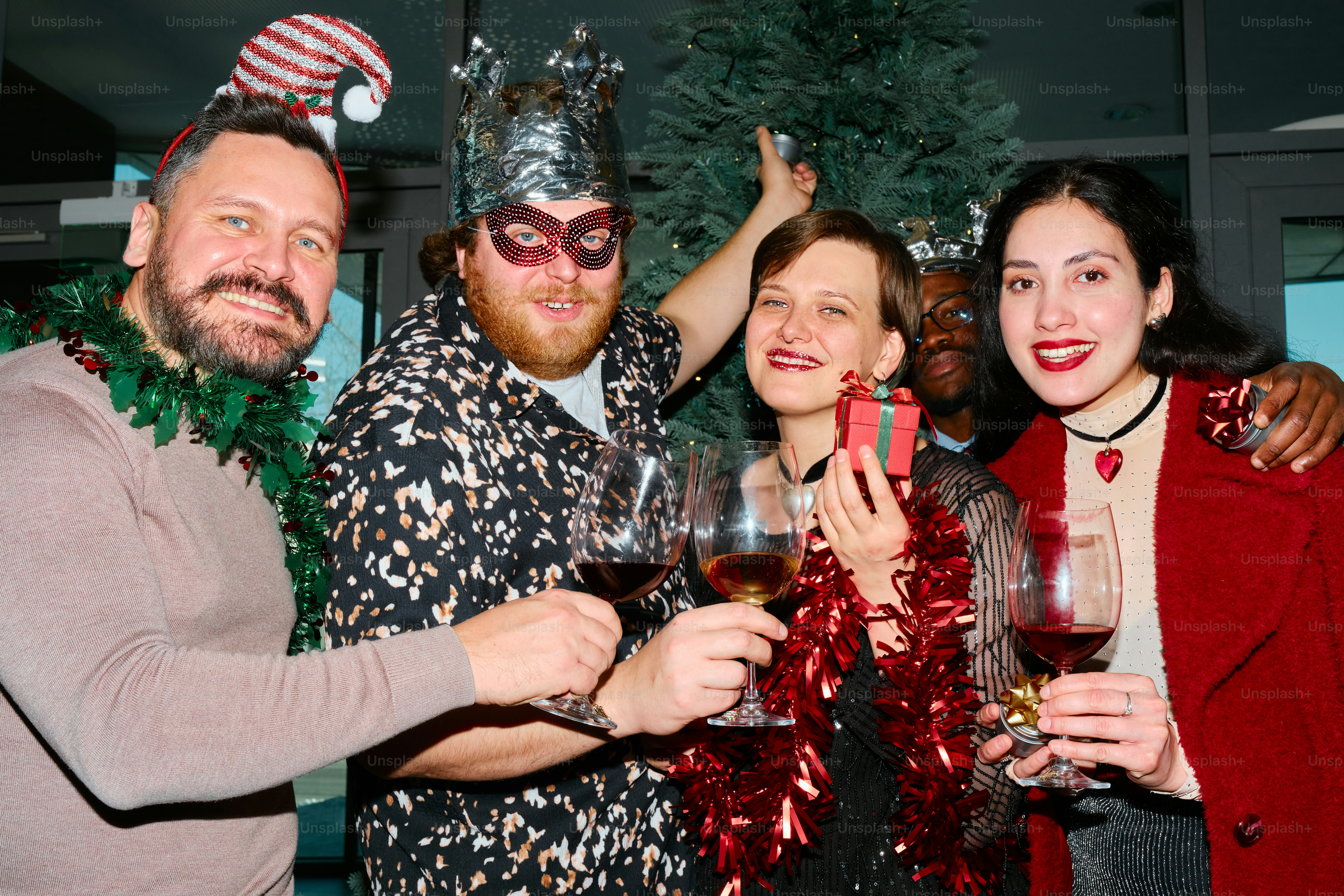 Um grupo de pessoas em pé um ao lado do outro segurando taças de vinho