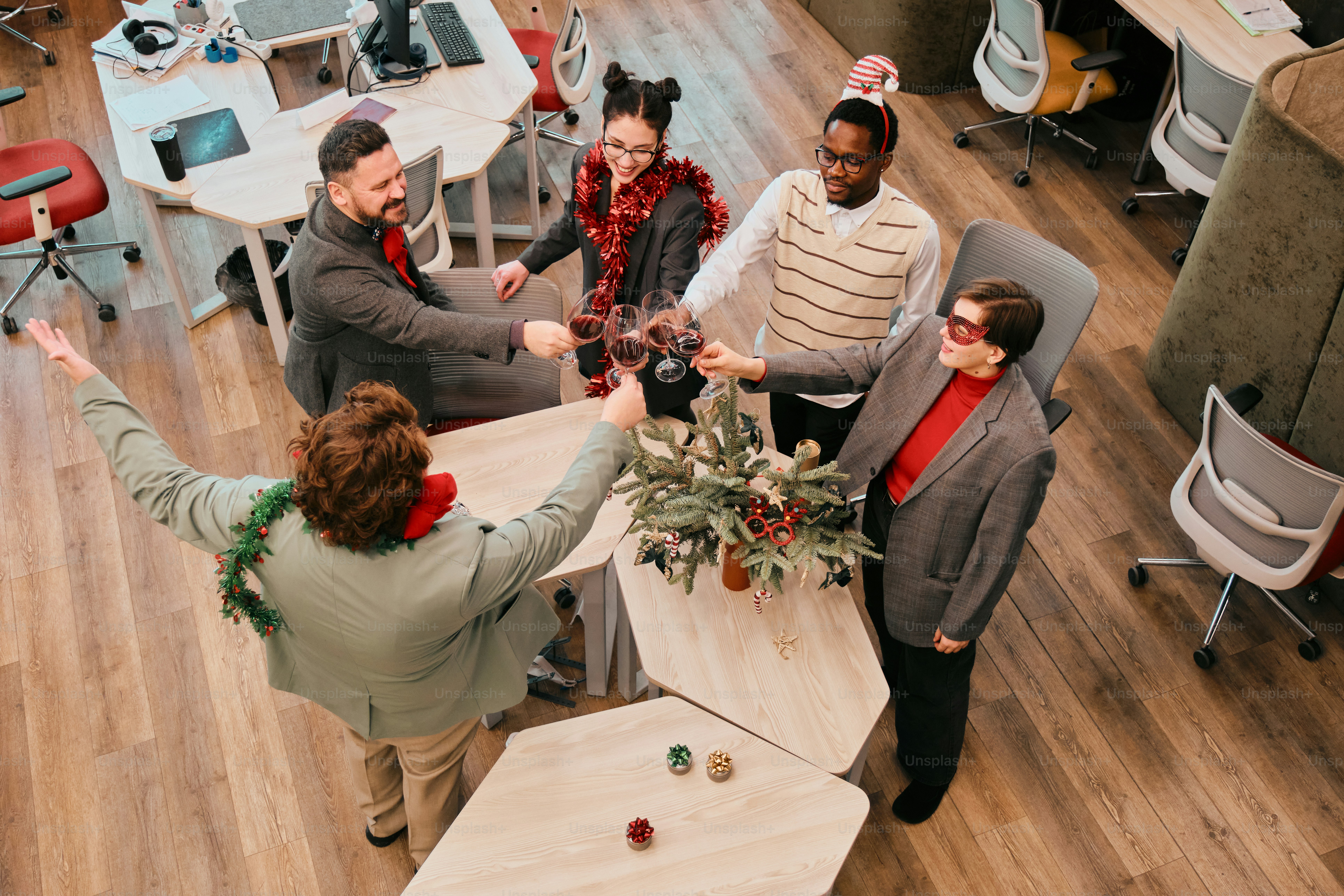 Um grupo de pessoas em pé ao redor de uma mesa