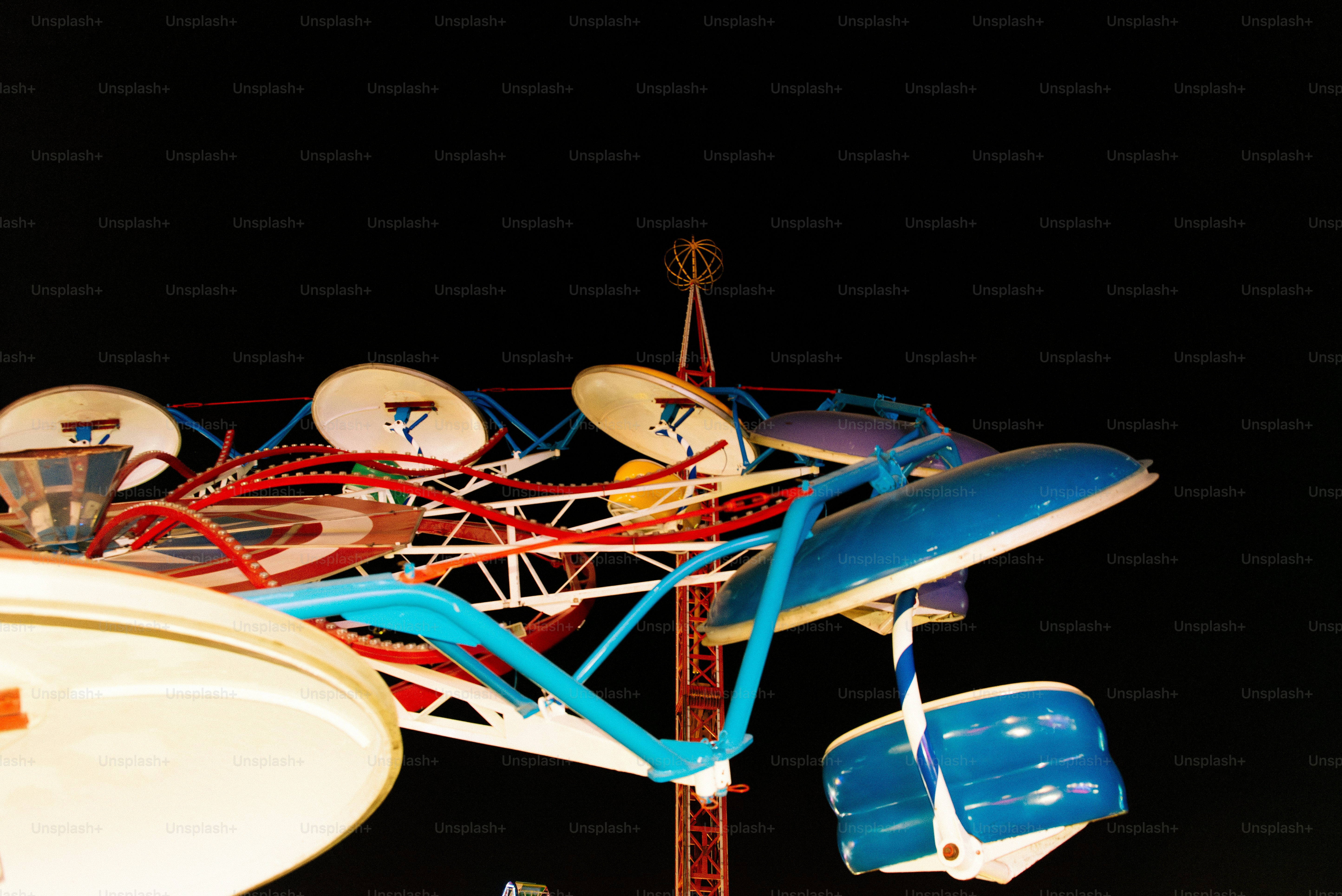 Um monte de luzes que estão em um poste