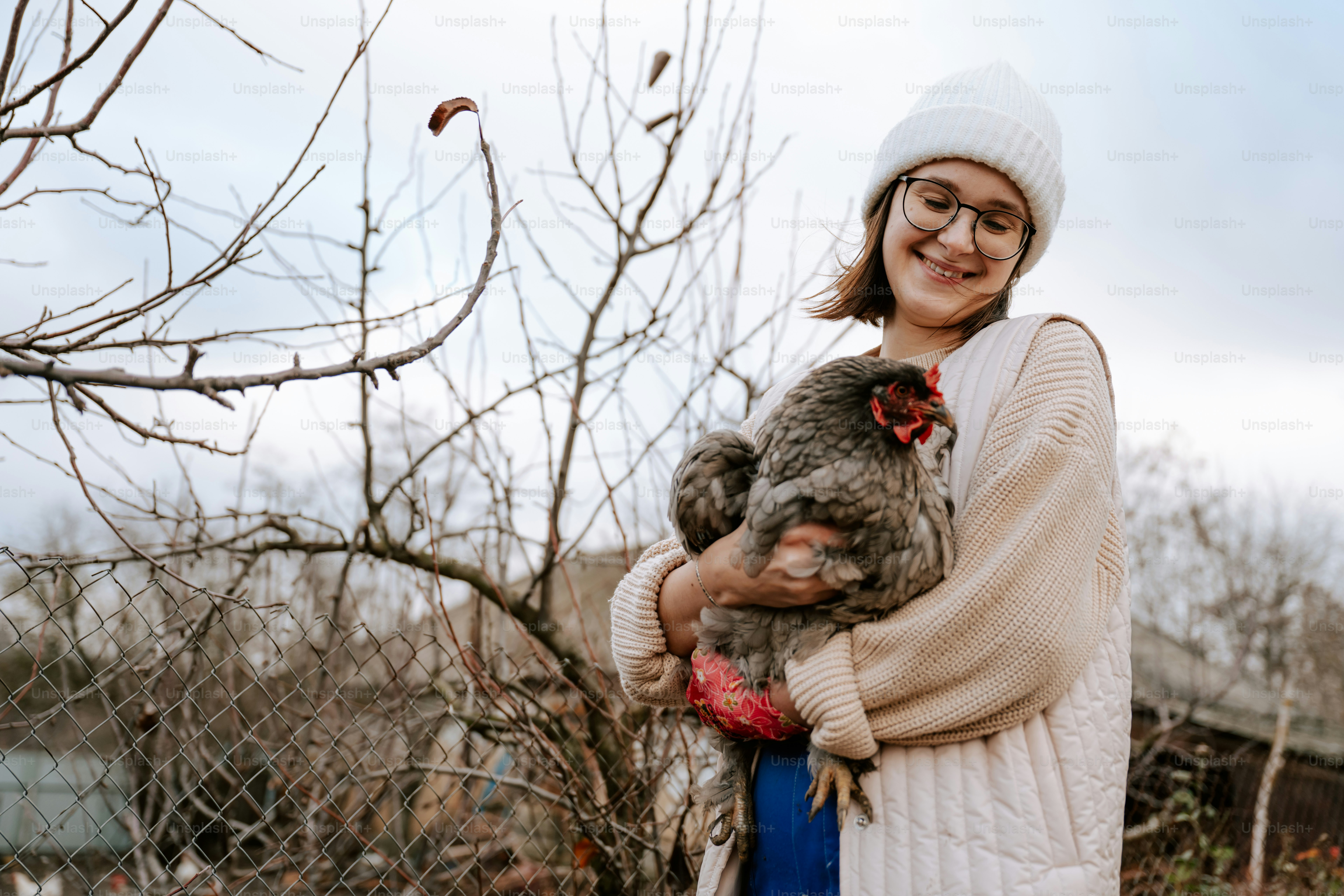 Eine Frau hält eine Katze in ihren Armen