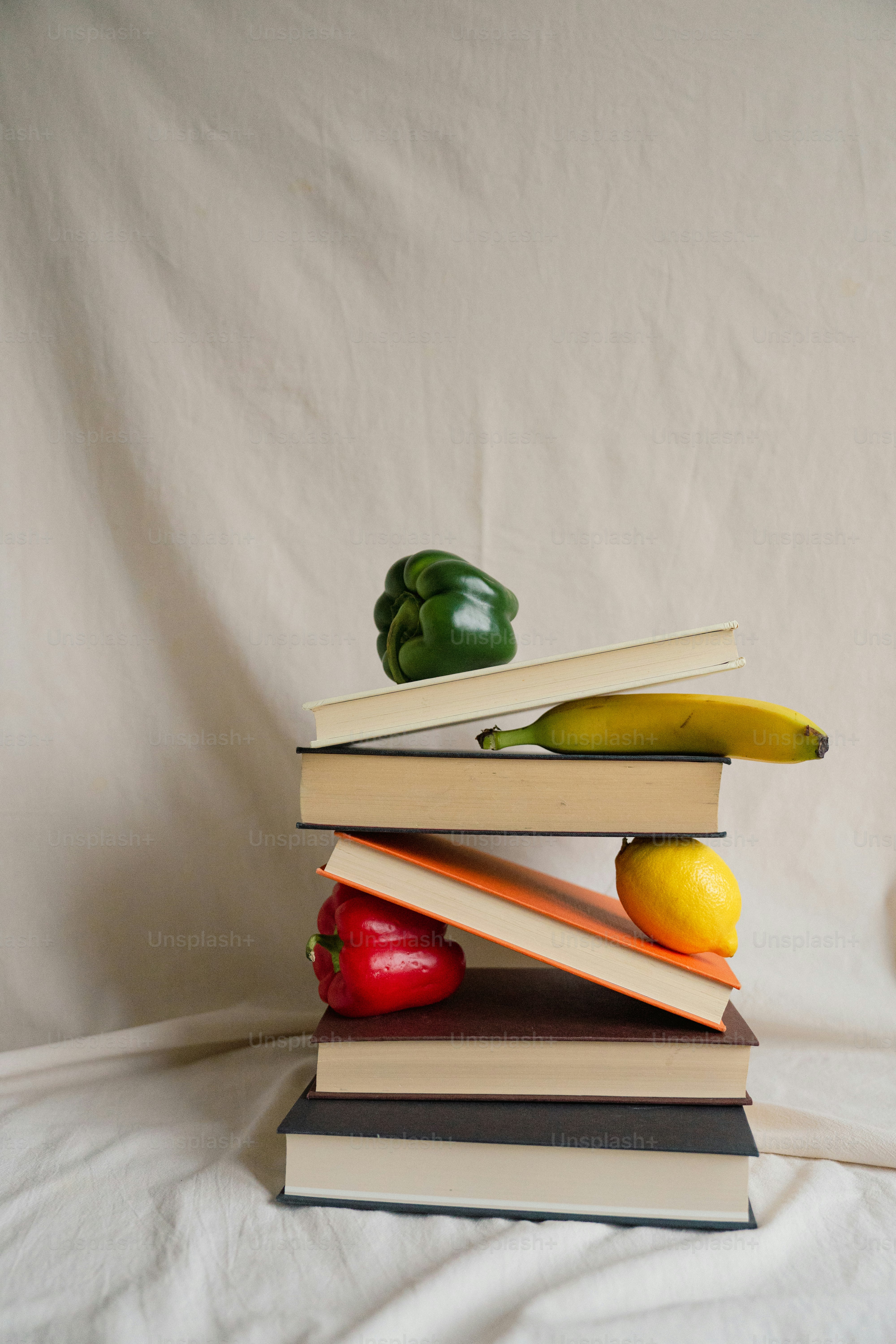 Una pila de libros colocados uno encima del otro