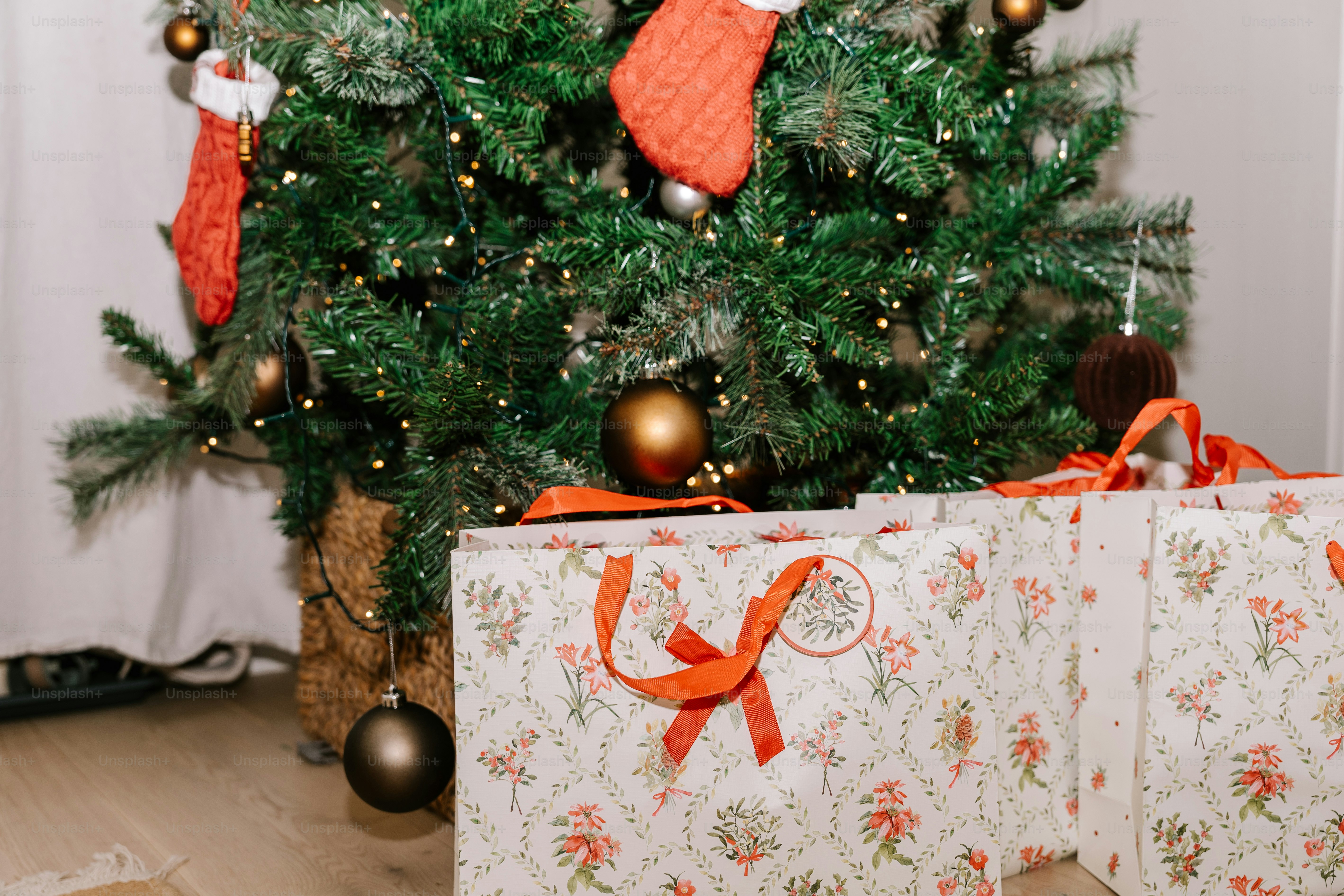 Un piccolo albero di Natale con i regali sotto di esso
