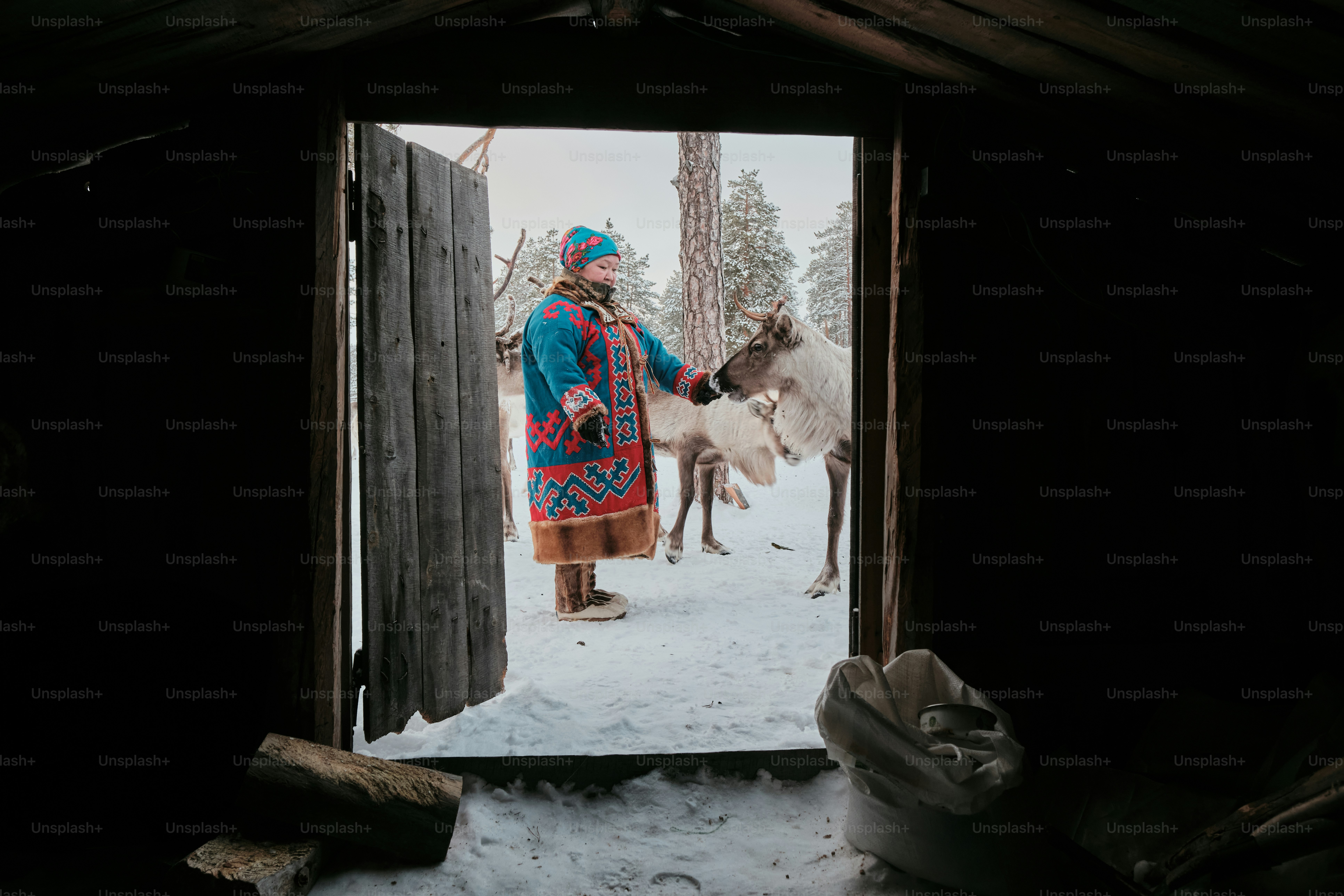 Un hombre de pie en una puerta con una cabra